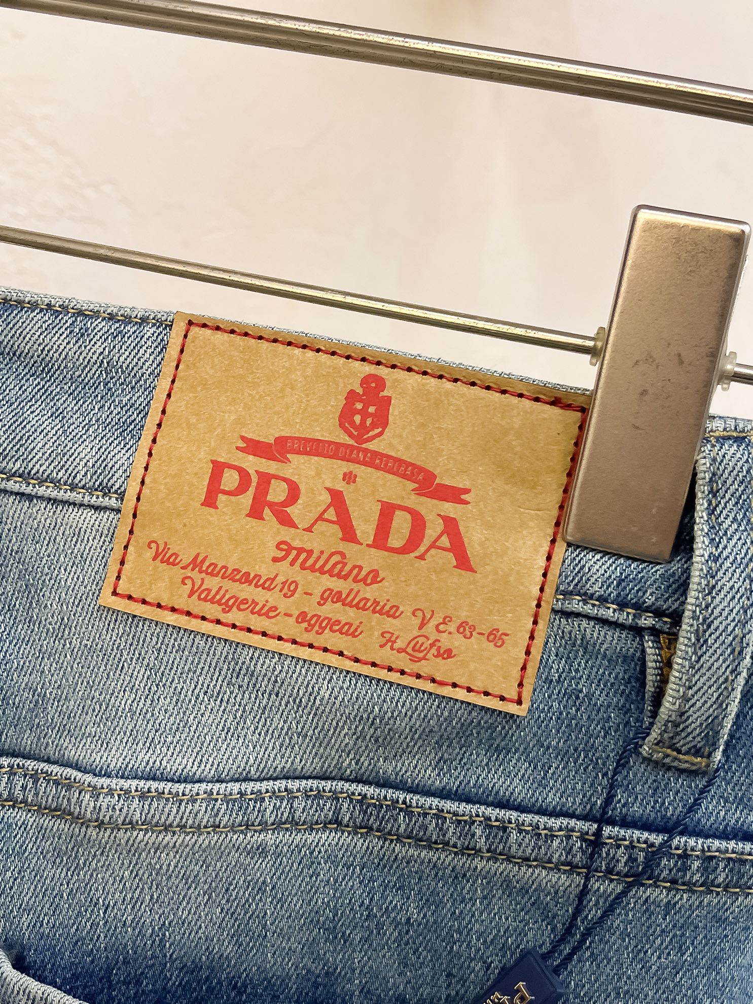 官网专柜同步有售，原单狠货，超级有范儿的一款牛仔裤，定制原版水洗牛仔面料，独特设计，顶级印花工艺字母图案