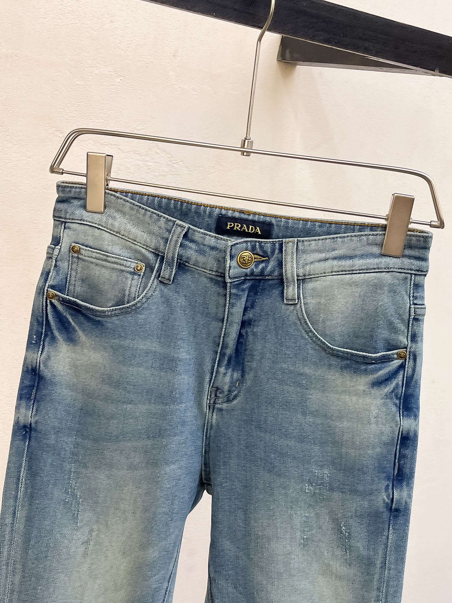 官网专柜同步有售，原单狠货，超级有范儿的一款牛仔裤，定制原版水洗牛仔面料，独特设计，顶级印花工艺字母图案