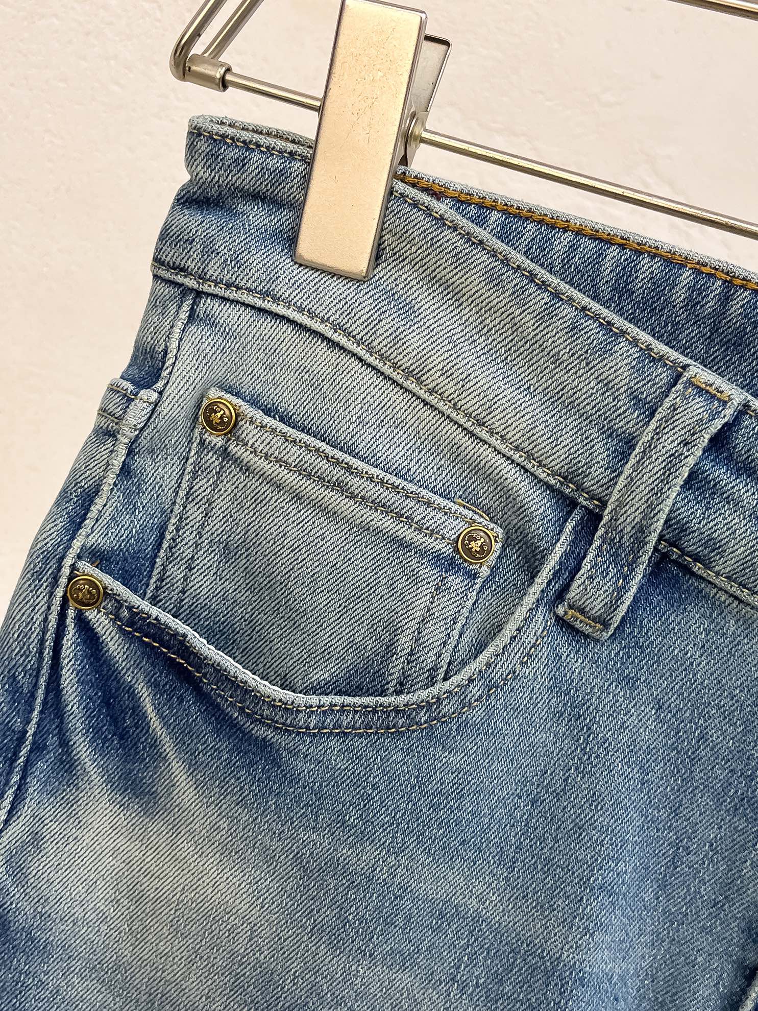 官网专柜同步有售，原单狠货，超级有范儿的一款牛仔裤，定制原版水洗牛仔面料，独特设计，顶级印花工艺字母图案