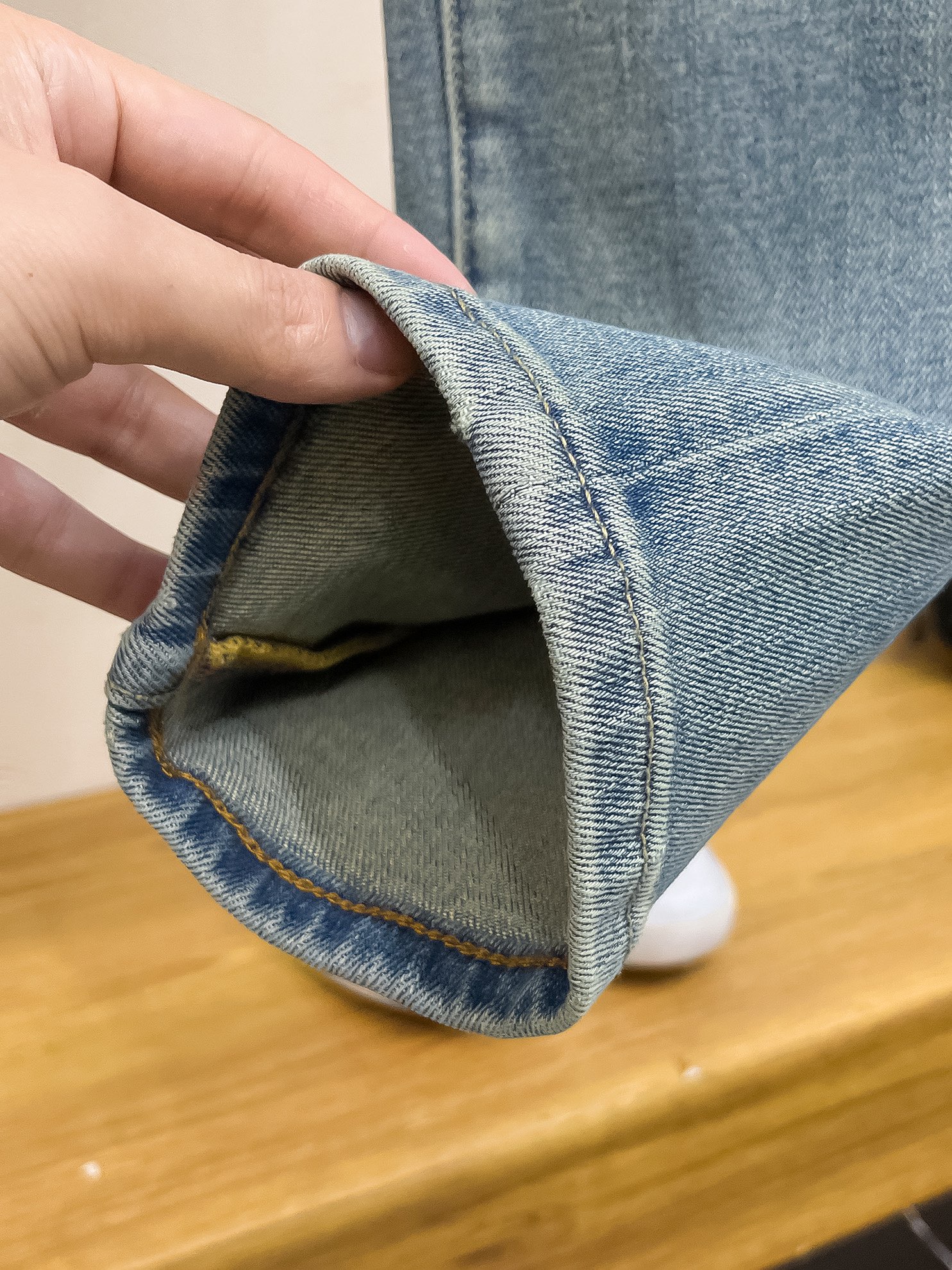 官网专柜同步有售，原单狠货，超级有范儿的一款牛仔裤，定制原版水洗牛仔面料，独特设计，顶级印花工艺字母图案