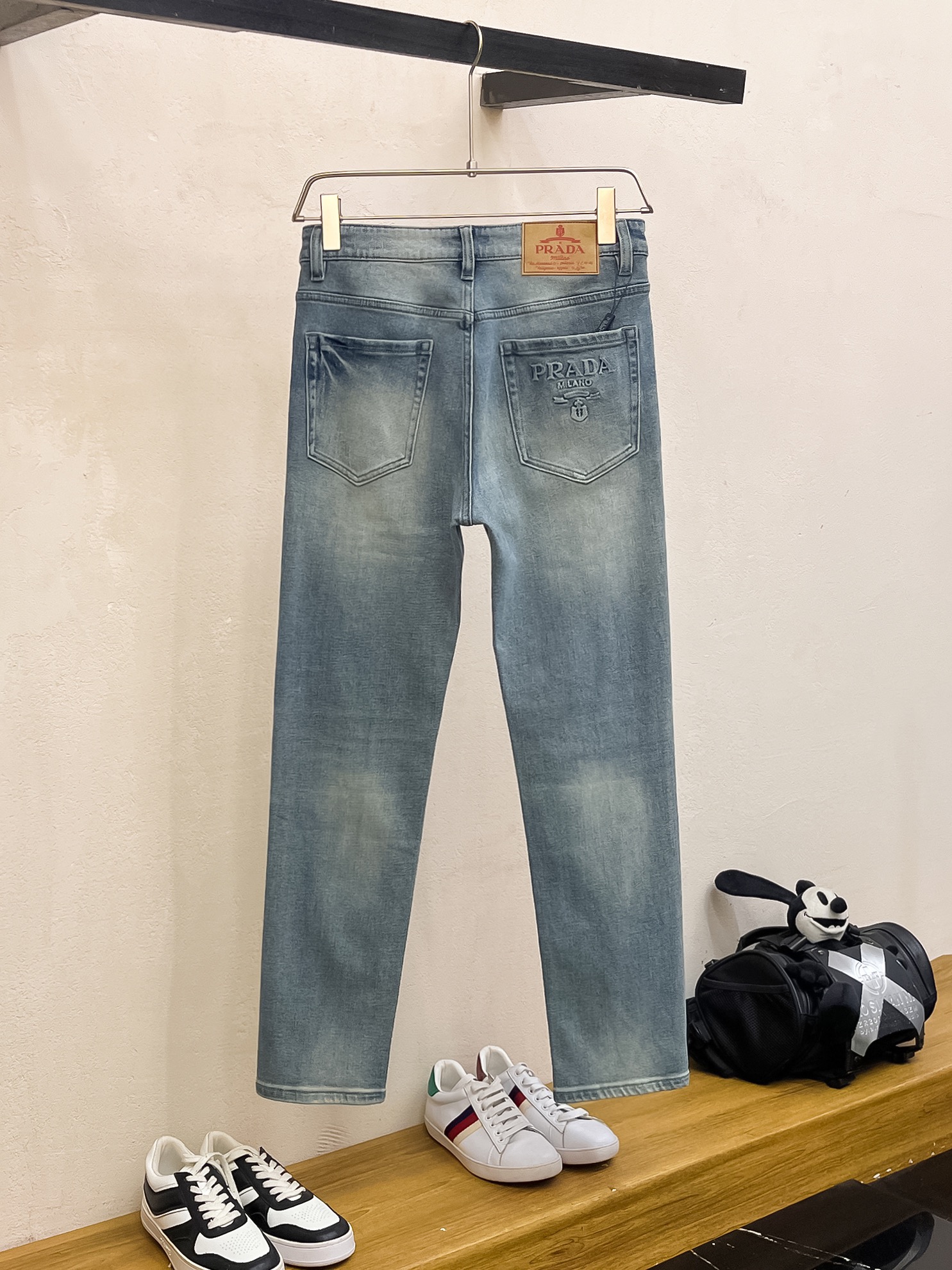 官网专柜同步有售，原单狠货，超级有范儿的一款牛仔裤，定制原版水洗牛仔面料，独特设计，顶级印花工艺字母图案