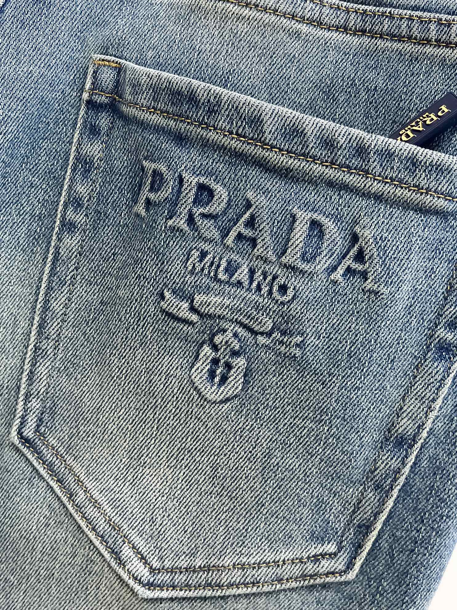 官网专柜同步有售，原单狠货，超级有范儿的一款牛仔裤，定制原版水洗牛仔面料，独特设计，顶级印花工艺字母图案