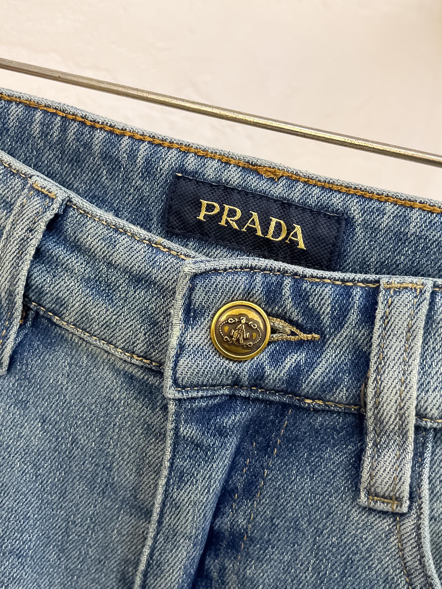 官网专柜同步有售，原单狠货，超级有范儿的一款牛仔裤，定制原版水洗牛仔面料，独特设计，顶级印花工艺字母图案