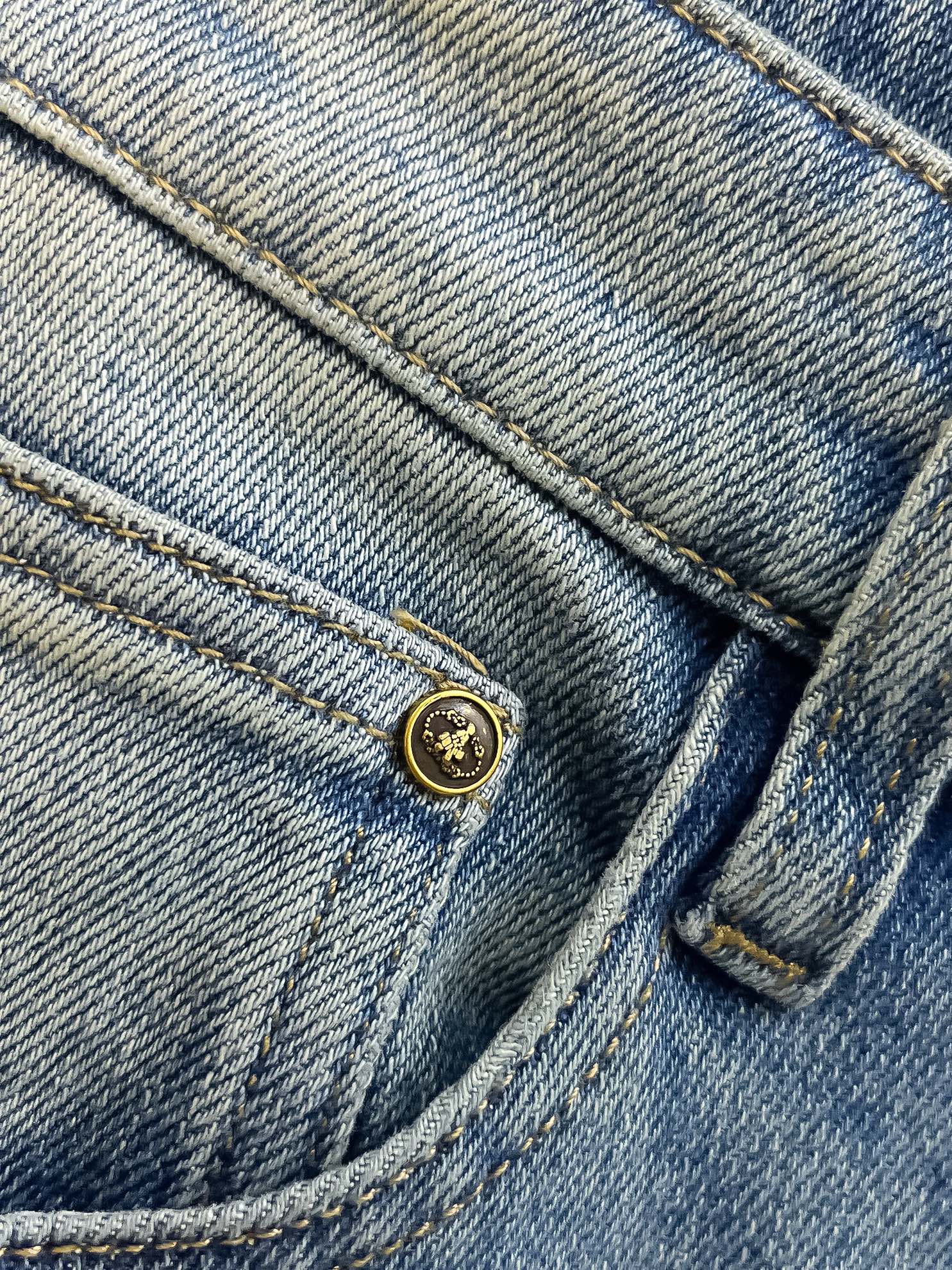 官网专柜同步有售，原单狠货，超级有范儿的一款牛仔裤，定制原版水洗牛仔面料，独特设计，顶级印花工艺字母图案