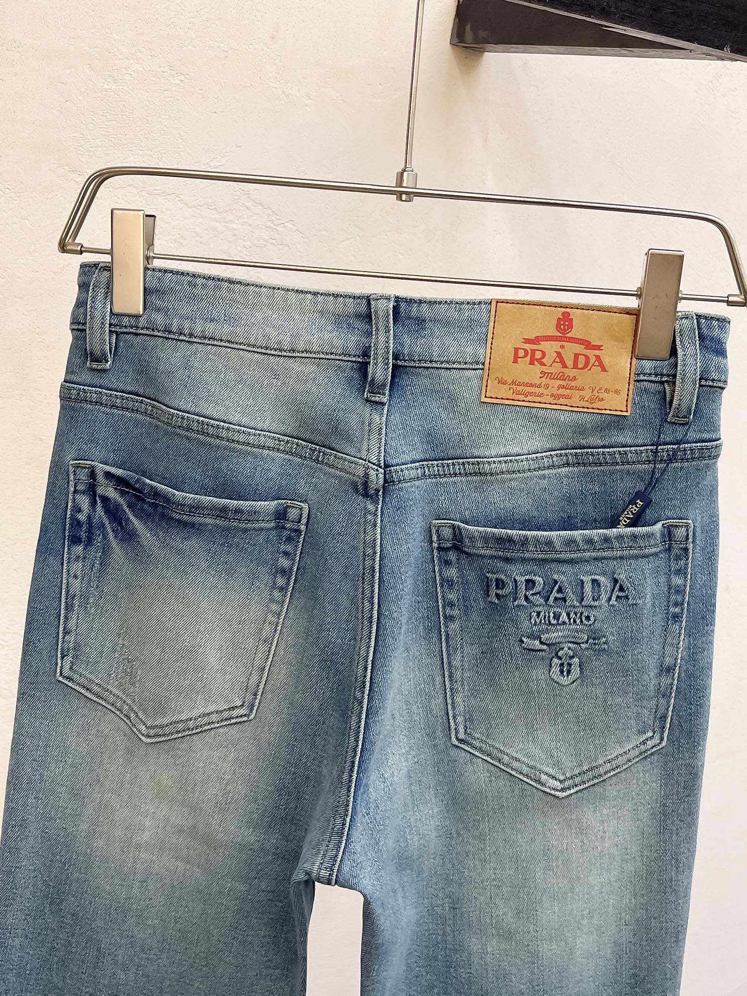 官网专柜同步有售，原单狠货，超级有范儿的一款牛仔裤，定制原版水洗牛仔面料，独特设计，顶级印花工艺字母图案