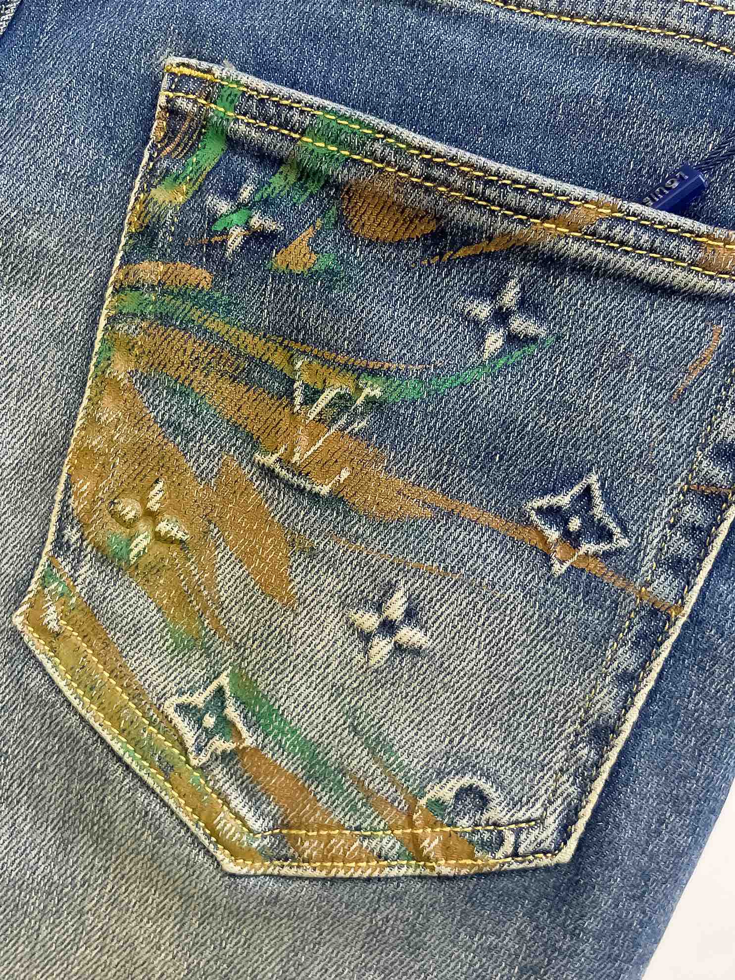 官网专柜同步有售，原单狠货，超级有范儿的一款牛仔裤，定制原版水洗牛仔面料，独特设计，顶级印花工艺字母图案