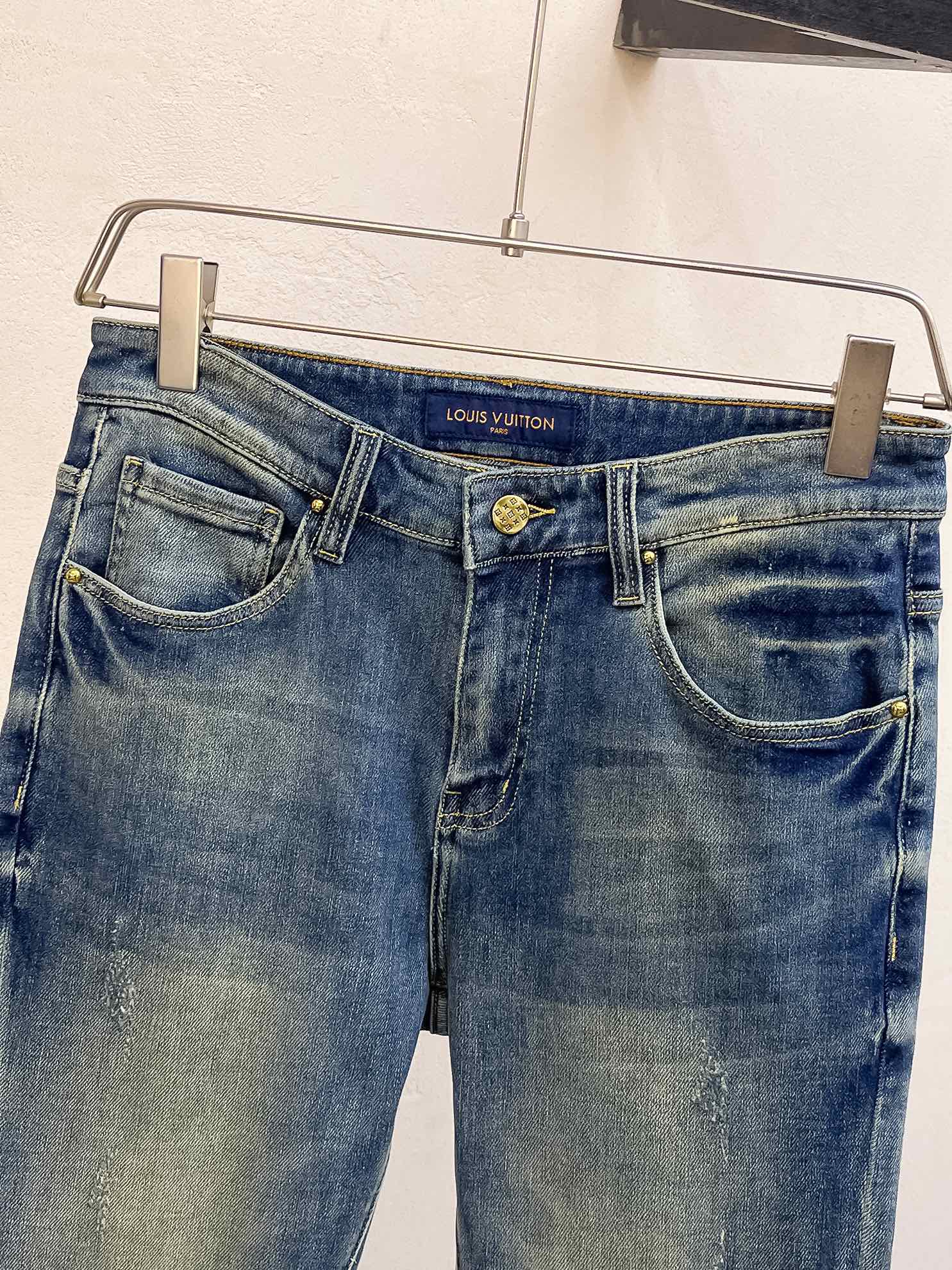 官网专柜同步有售，原单狠货，超级有范儿的一款牛仔裤，定制原版水洗牛仔面料，独特设计，顶级印花工艺字母图案