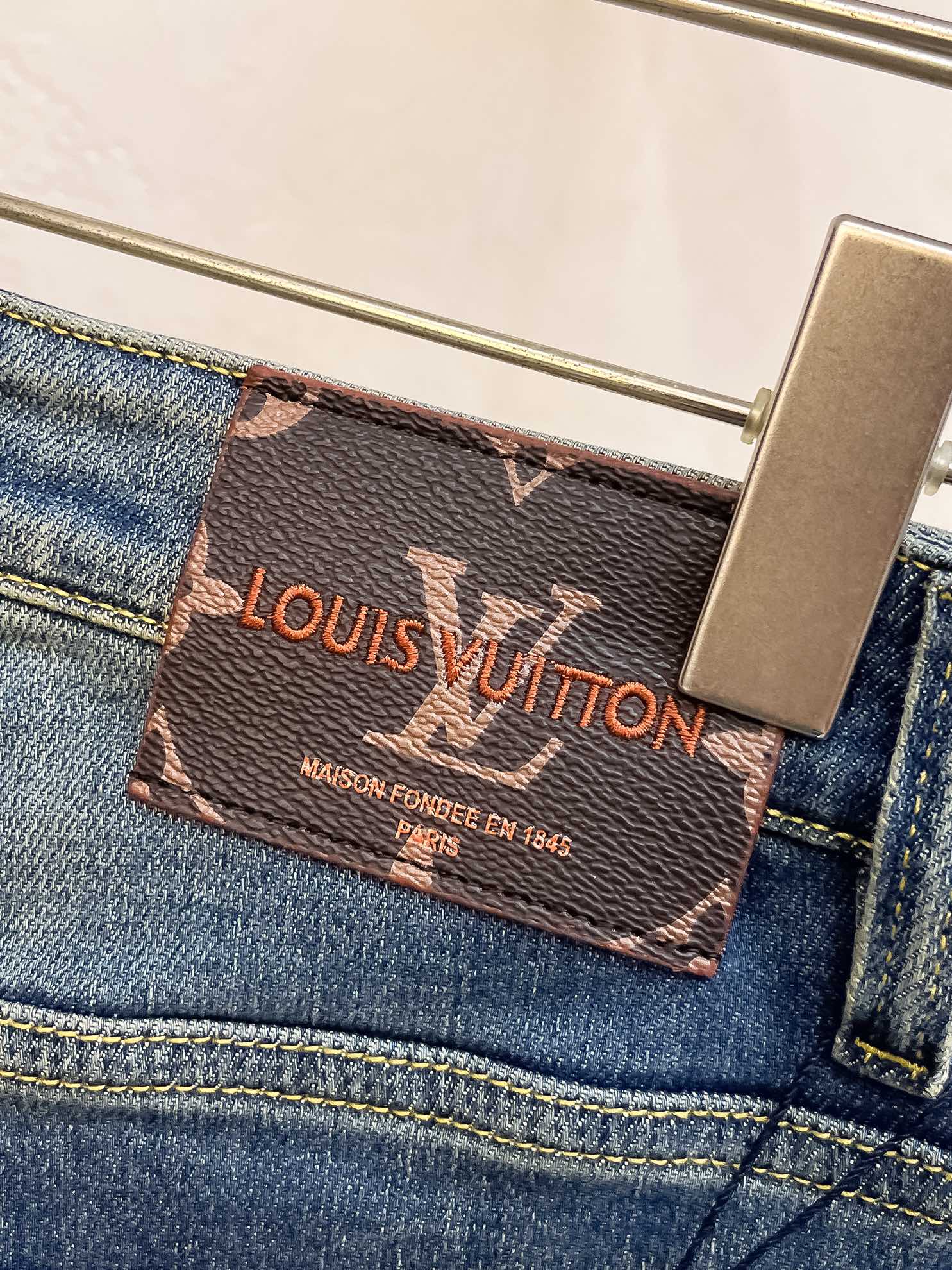 官网专柜同步有售，原单狠货，超级有范儿的一款牛仔裤，定制原版水洗牛仔面料，独特设计，顶级印花工艺字母图案