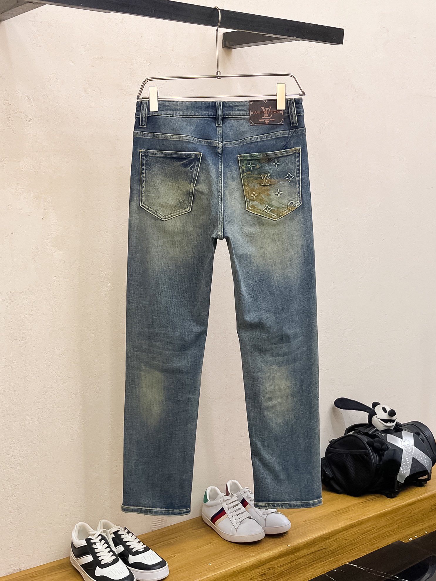 官网专柜同步有售，原单狠货，超级有范儿的一款牛仔裤，定制原版水洗牛仔面料，独特设计，顶级印花工艺字母图案