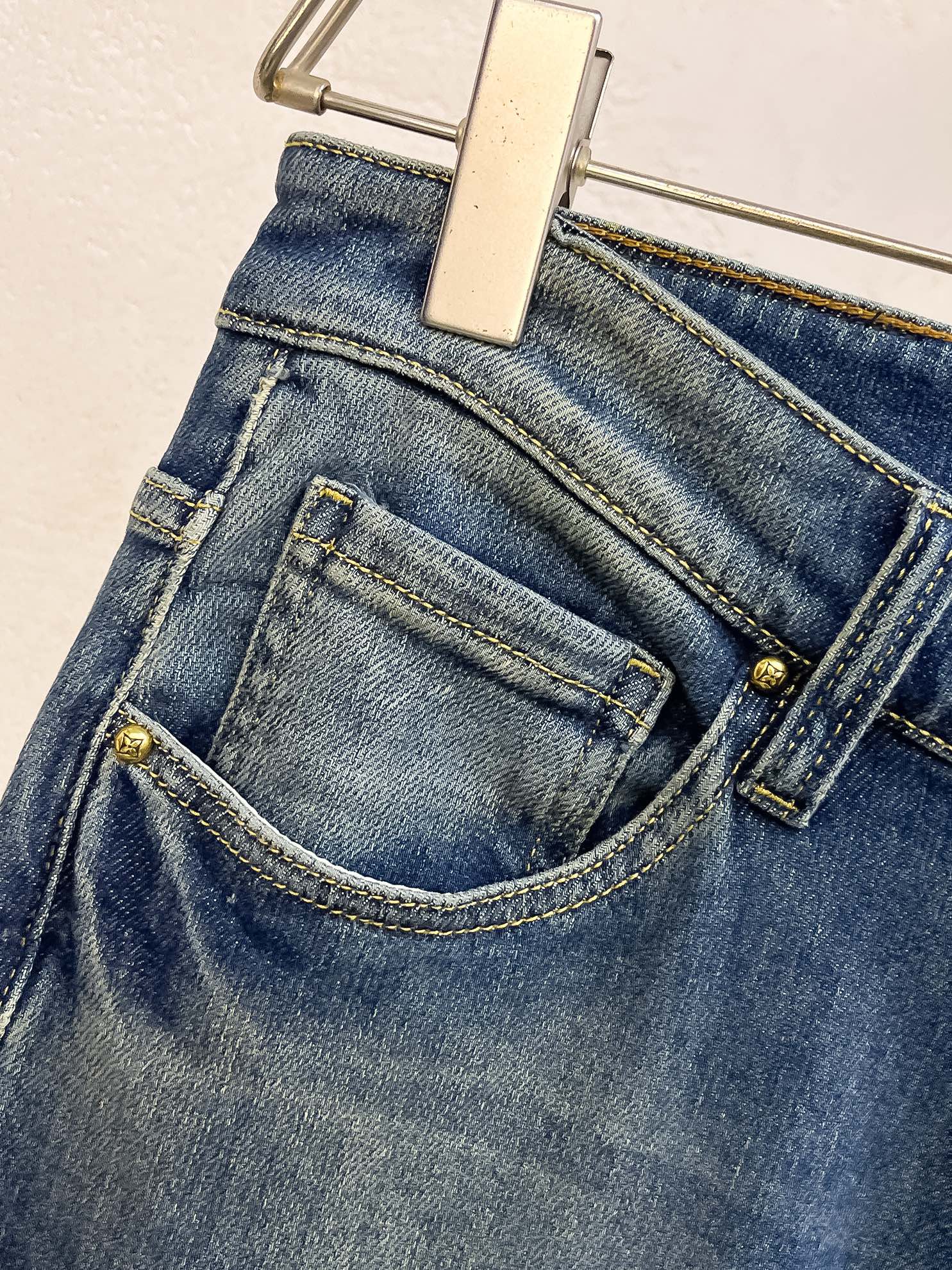 官网专柜同步有售，原单狠货，超级有范儿的一款牛仔裤，定制原版水洗牛仔面料，独特设计，顶级印花工艺字母图案