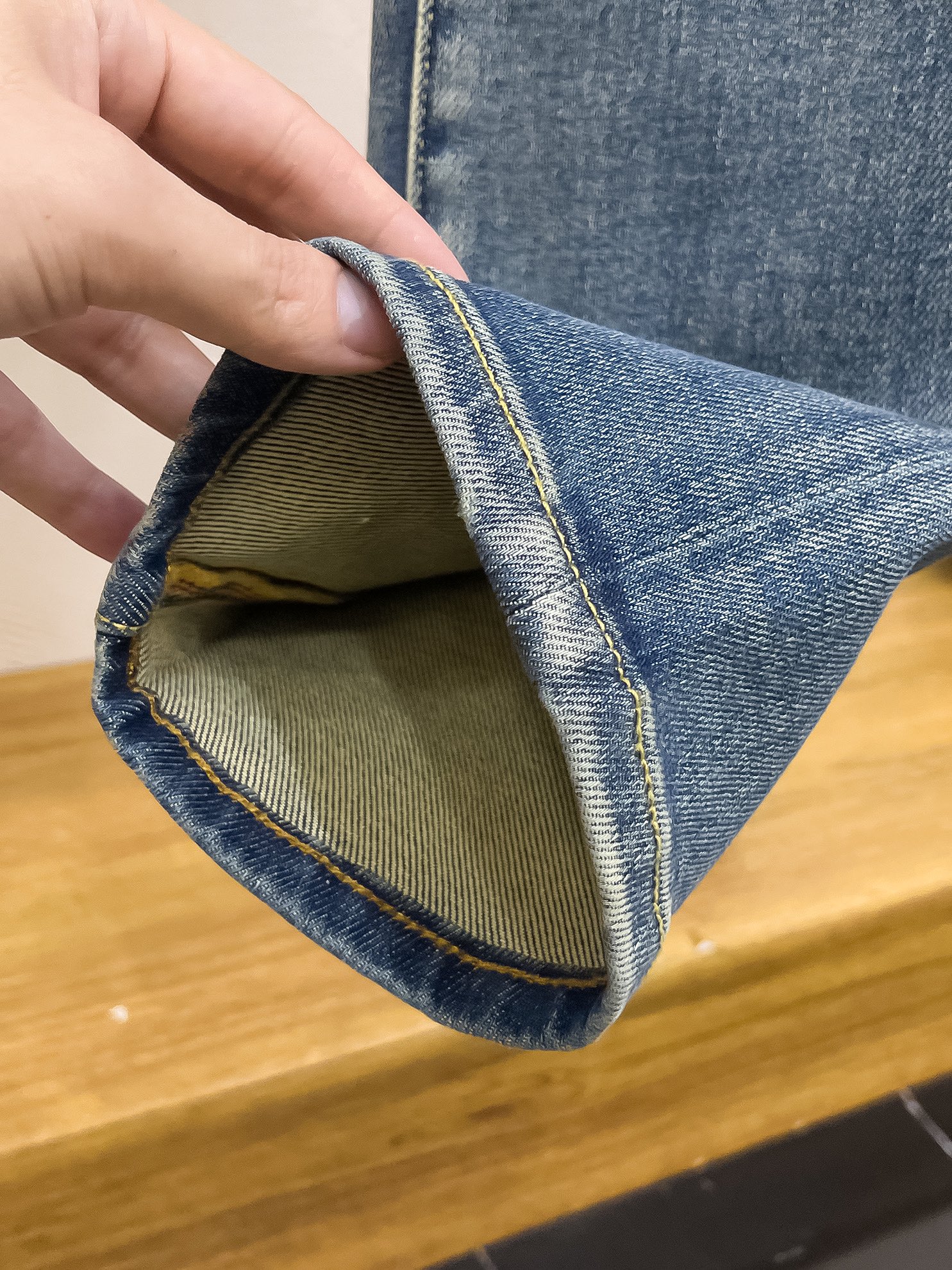 官网专柜同步有售，原单狠货，超级有范儿的一款牛仔裤，定制原版水洗牛仔面料，独特设计，顶级印花工艺字母图案