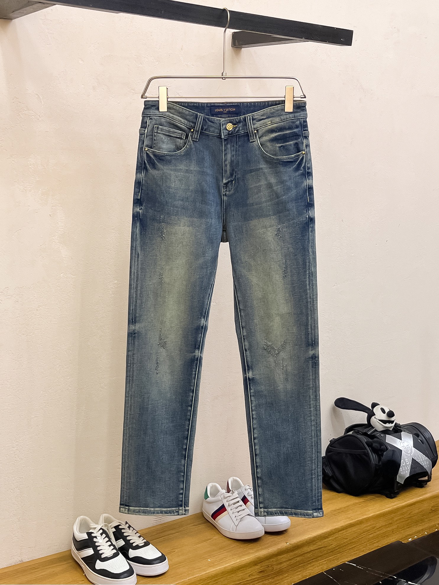 官网专柜同步有售，原单狠货，超级有范儿的一款牛仔裤，定制原版水洗牛仔面料，独特设计，顶级印花工艺字母图案