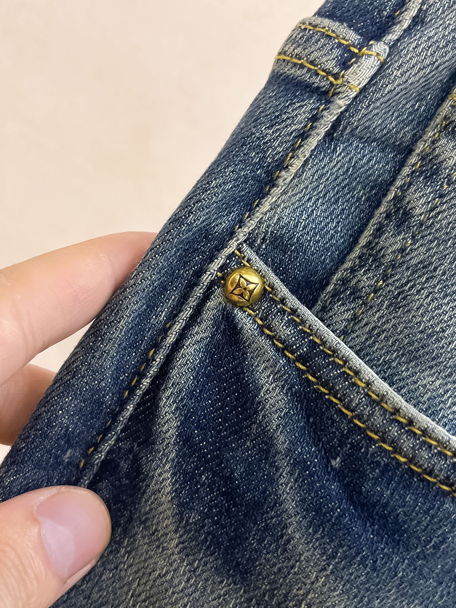 官网专柜同步有售，原单狠货，超级有范儿的一款牛仔裤，定制原版水洗牛仔面料，独特设计，顶级印花工艺字母图案