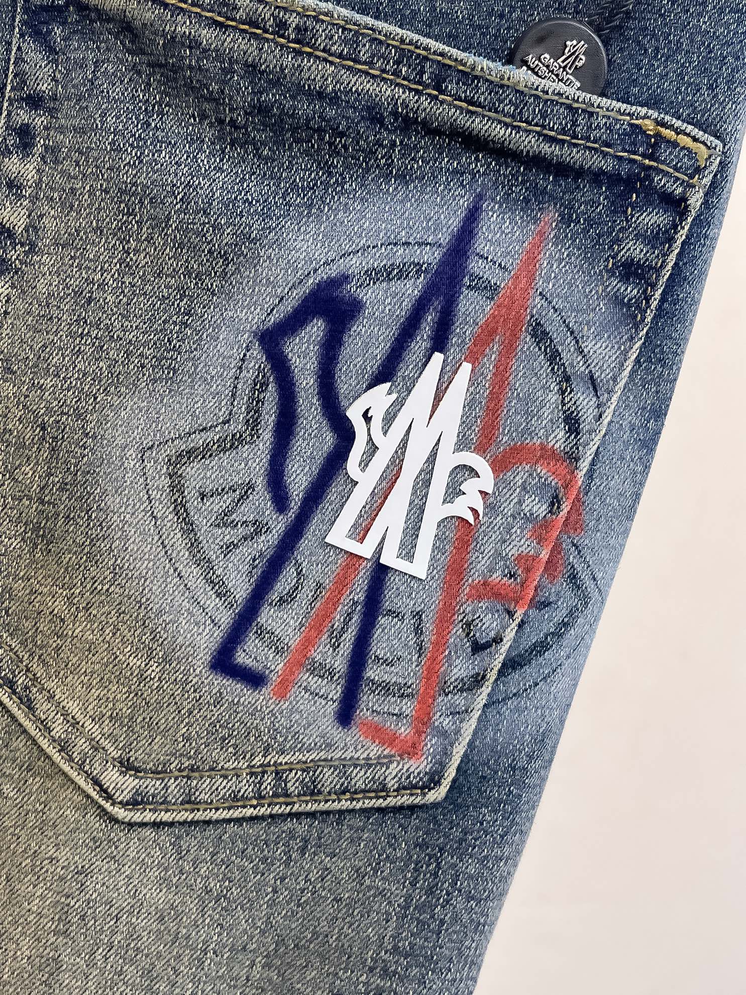 官网专柜同步有售，原单狠货，超级有范儿的一款牛仔裤，定制原版水洗牛仔面料，独特设计，顶级印花工艺字母图案
