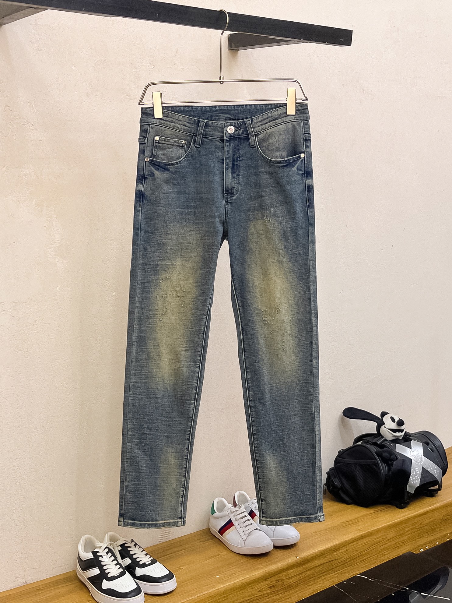 官网专柜同步有售，原单狠货，超级有范儿的一款牛仔裤，定制原版水洗牛仔面料，独特设计，顶级印花工艺字母图案