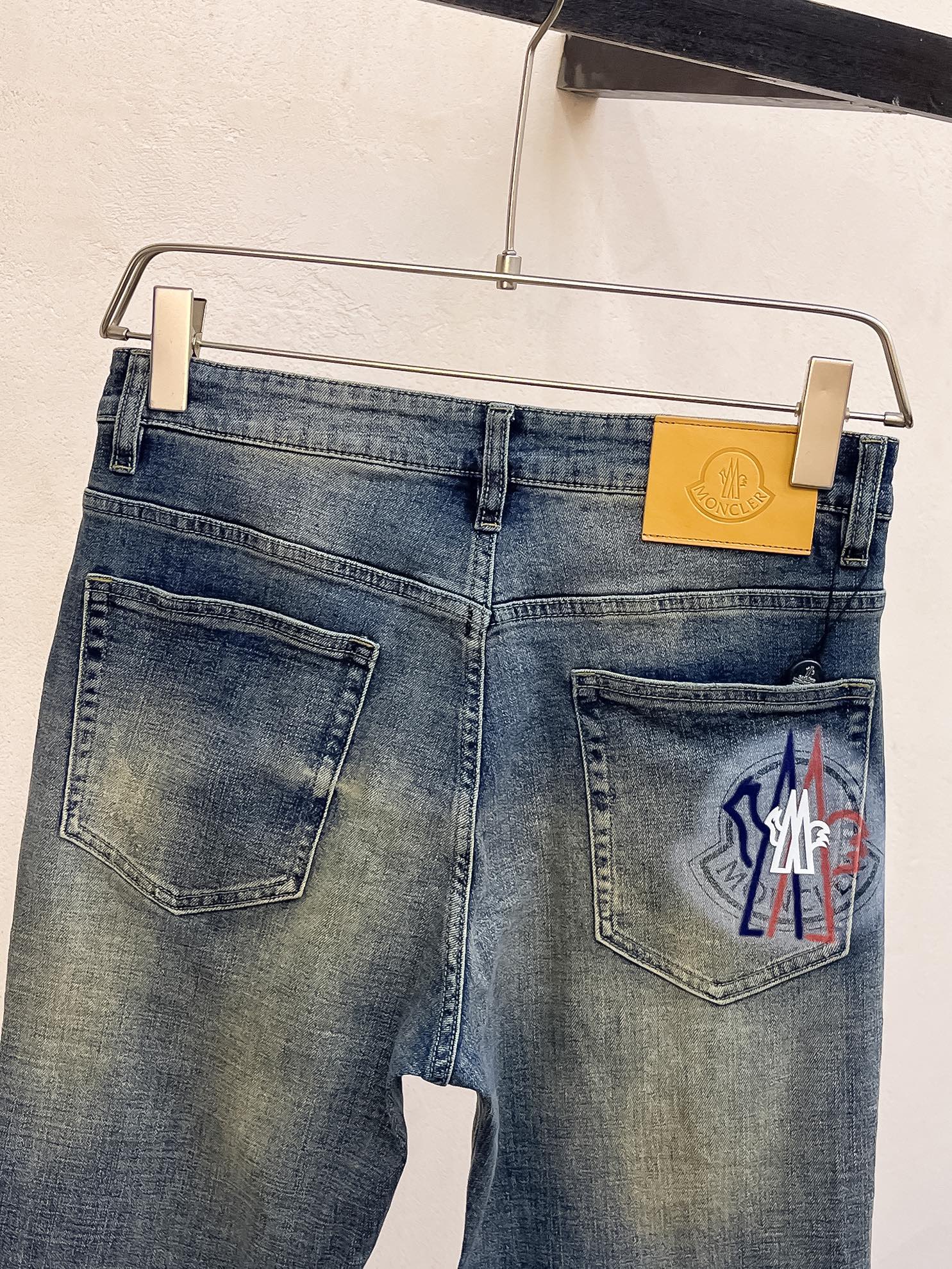 官网专柜同步有售，原单狠货，超级有范儿的一款牛仔裤，定制原版水洗牛仔面料，独特设计，顶级印花工艺字母图案