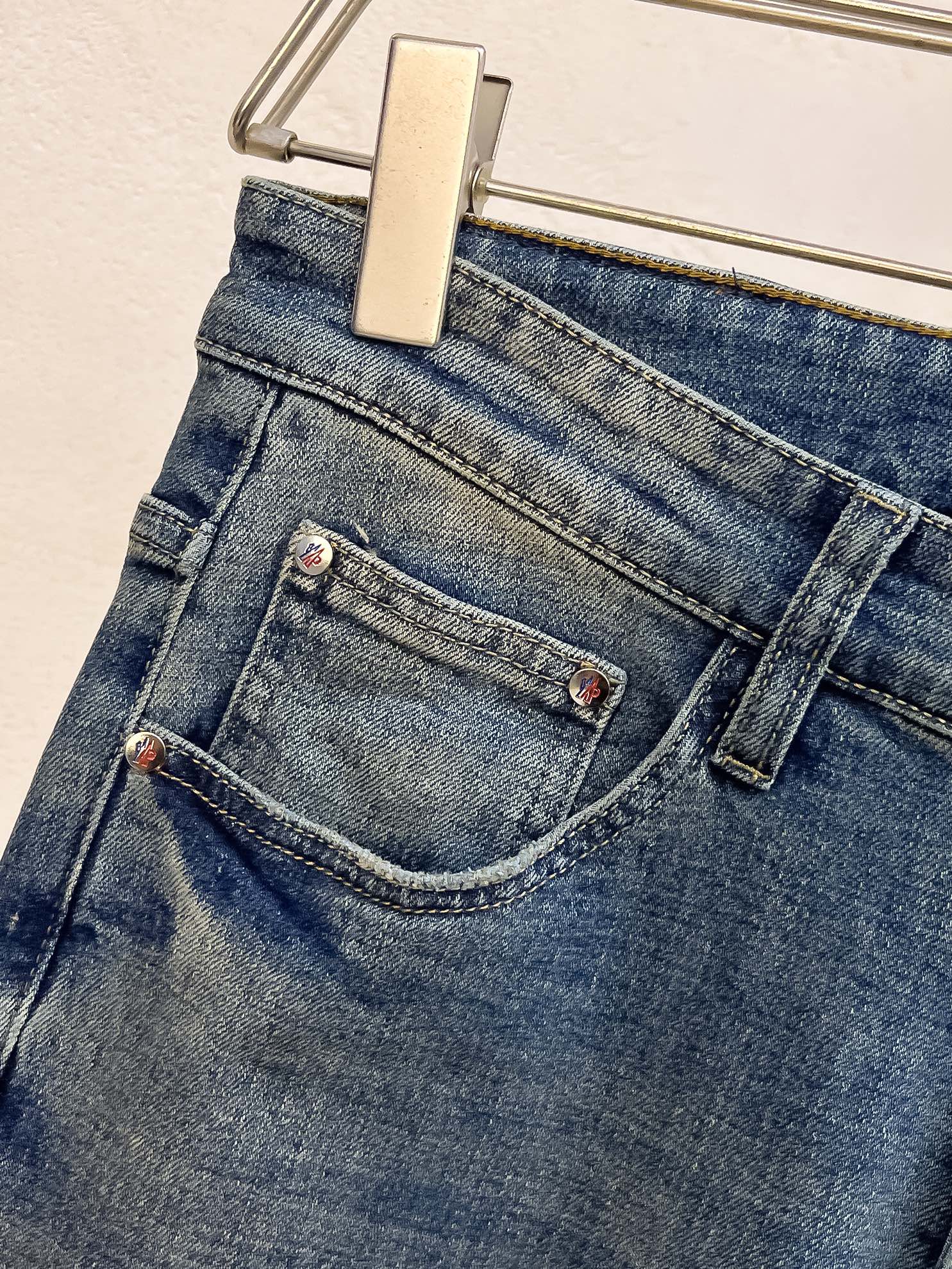官网专柜同步有售，原单狠货，超级有范儿的一款牛仔裤，定制原版水洗牛仔面料，独特设计，顶级印花工艺字母图案