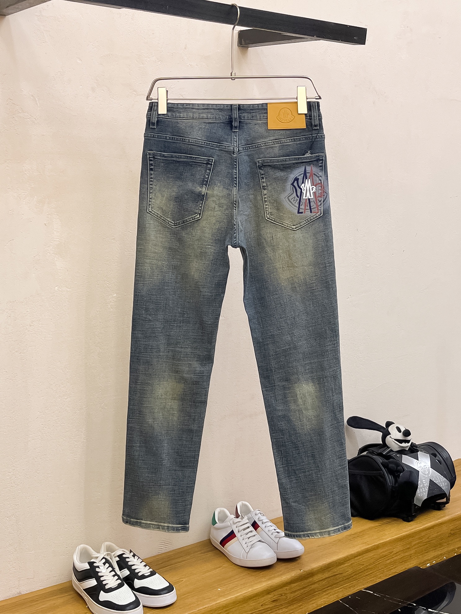 官网专柜同步有售，原单狠货，超级有范儿的一款牛仔裤，定制原版水洗牛仔面料，独特设计，顶级印花工艺字母图案