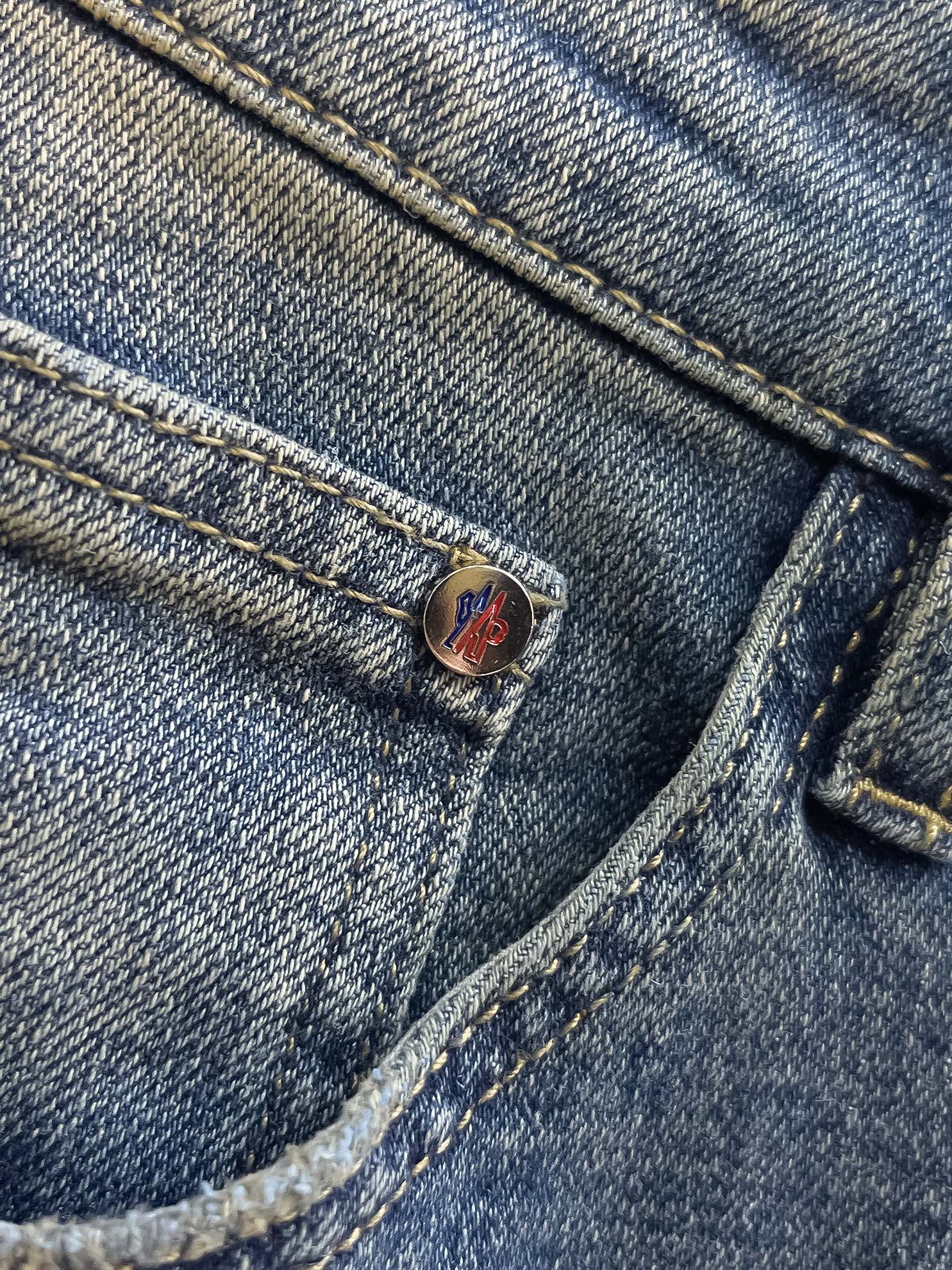 官网专柜同步有售，原单狠货，超级有范儿的一款牛仔裤，定制原版水洗牛仔面料，独特设计，顶级印花工艺字母图案