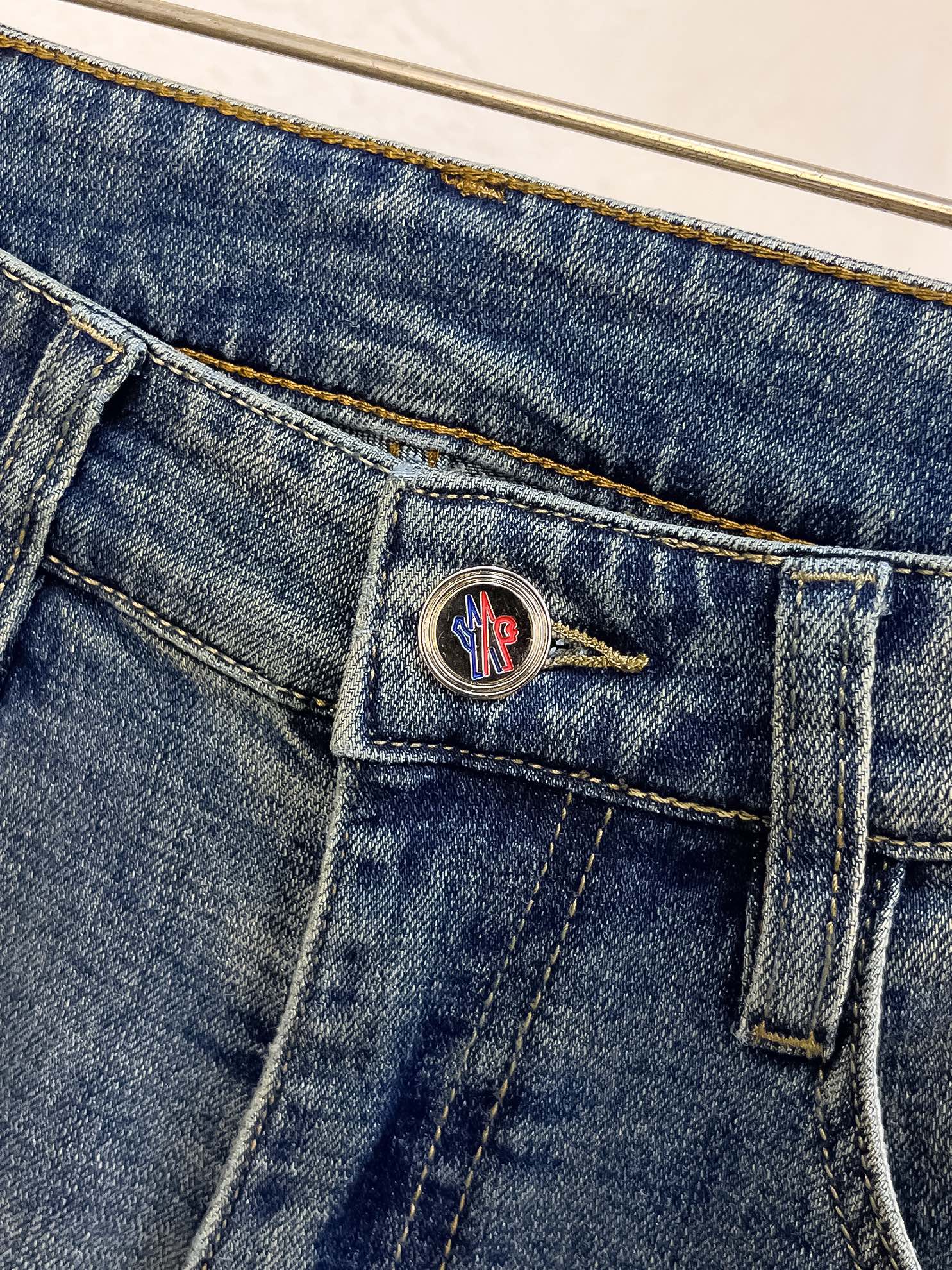 官网专柜同步有售，原单狠货，超级有范儿的一款牛仔裤，定制原版水洗牛仔面料，独特设计，顶级印花工艺字母图案