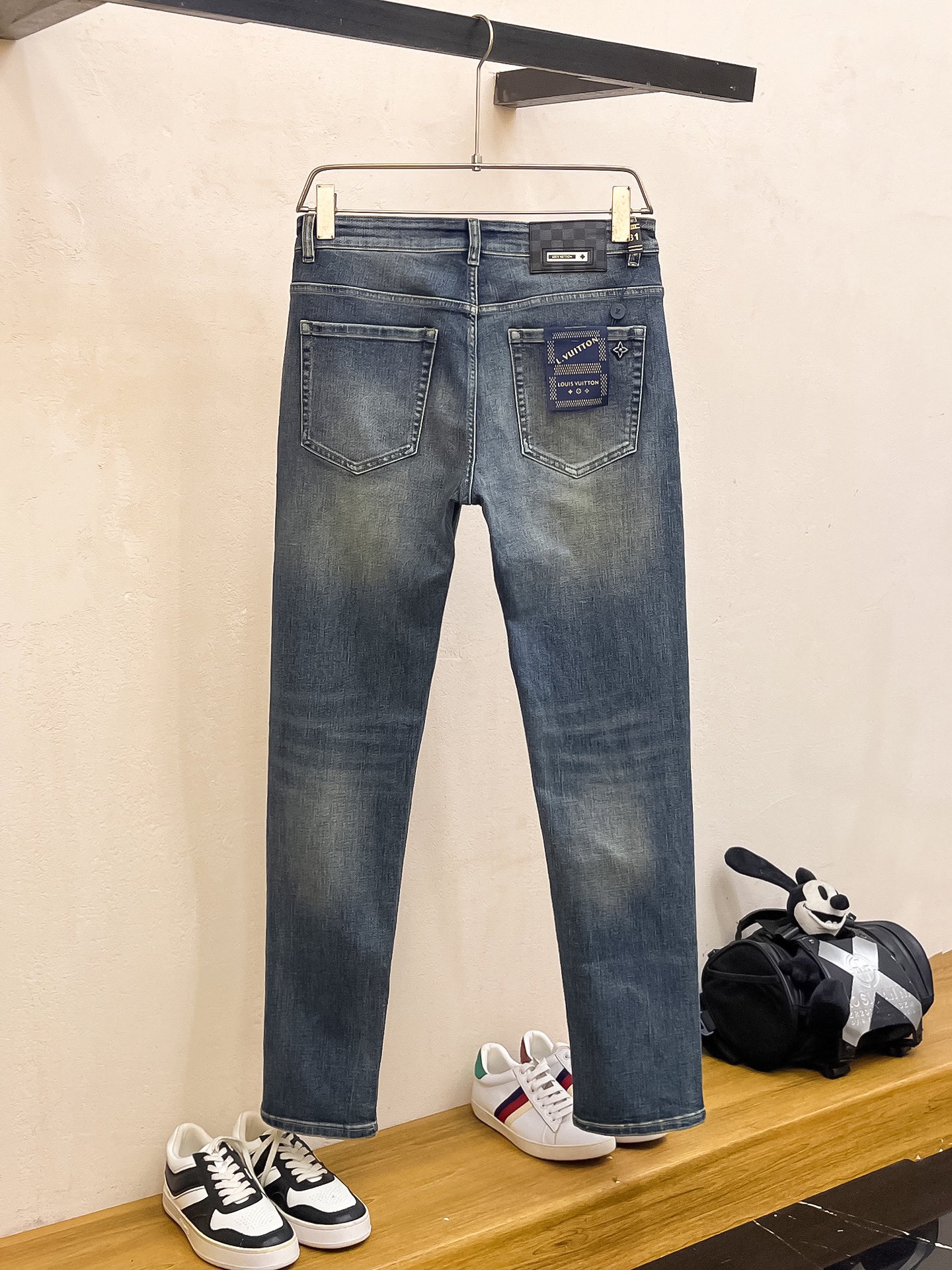 官网专柜同步有售，原单狠货，超级有范儿的一款牛仔裤，定制原版水洗牛仔面料，独特设计，顶级印花工艺字母图案
