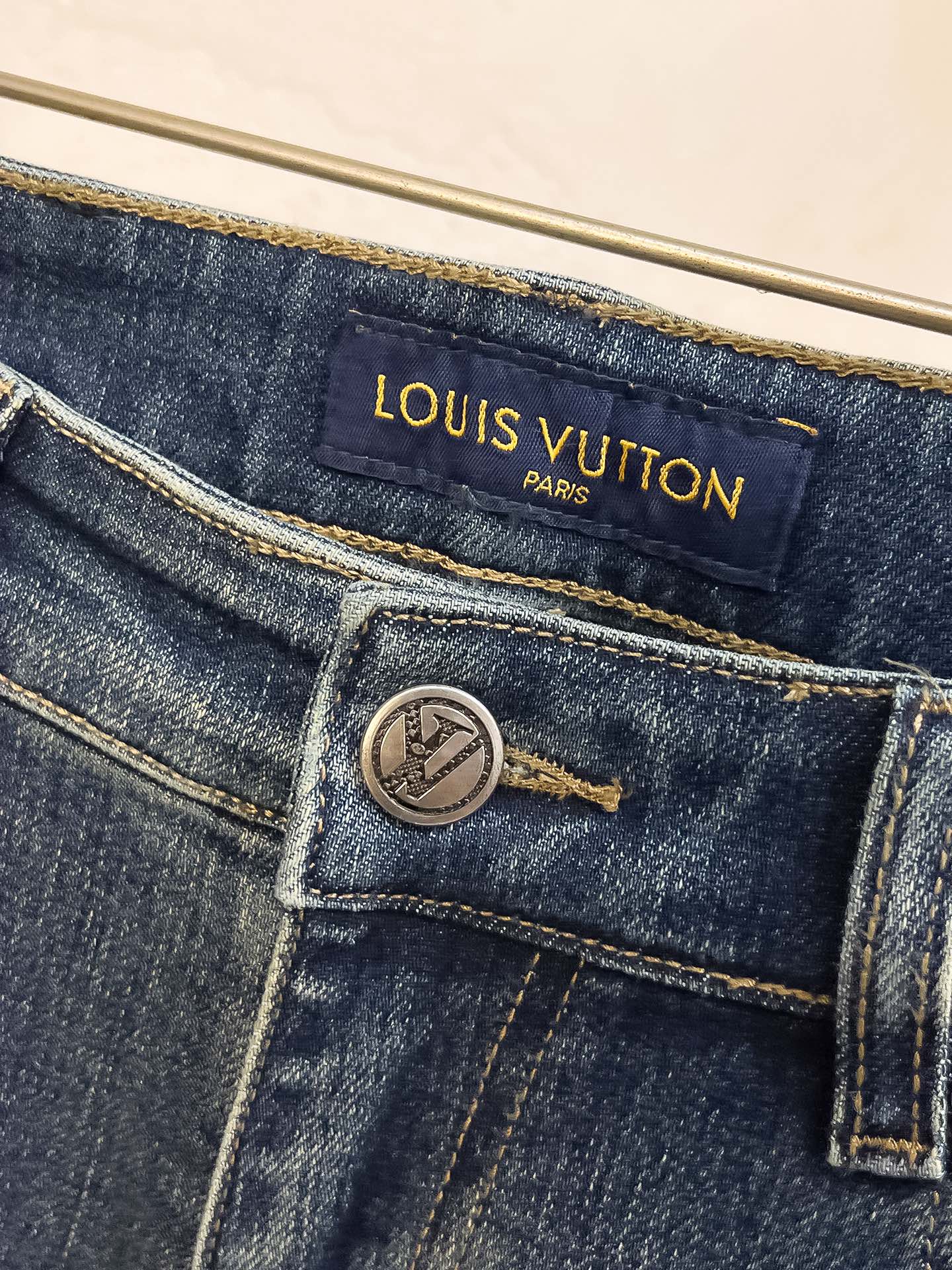 官网专柜同步有售，原单狠货，超级有范儿的一款牛仔裤，定制原版水洗牛仔面料，独特设计，顶级印花工艺字母图案