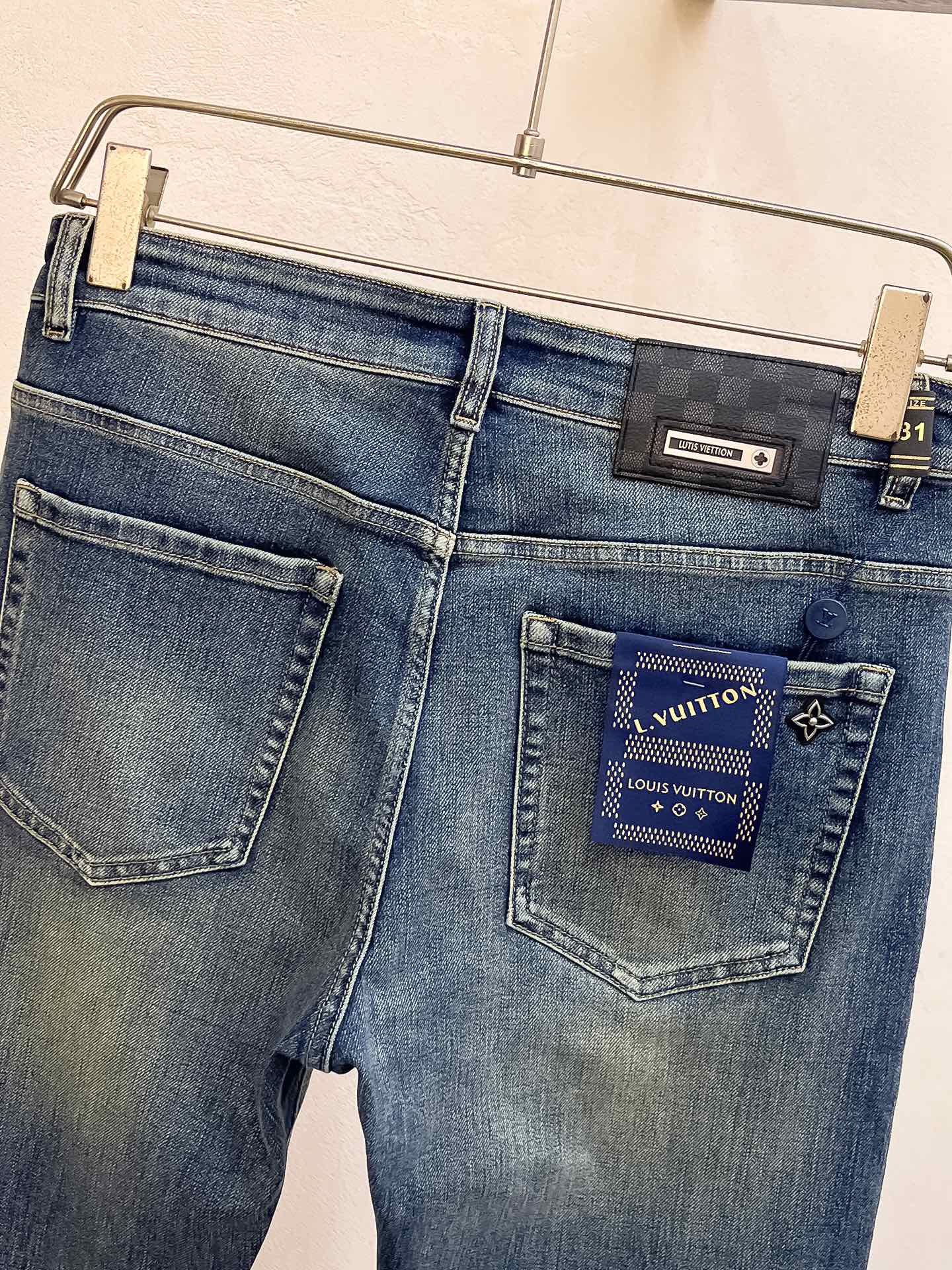 官网专柜同步有售，原单狠货，超级有范儿的一款牛仔裤，定制原版水洗牛仔面料，独特设计，顶级印花工艺字母图案