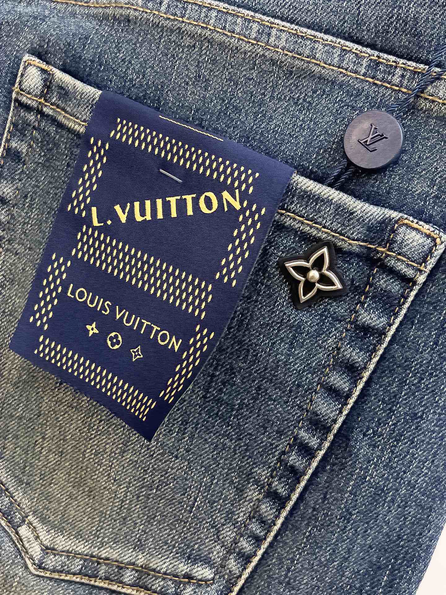 官网专柜同步有售，原单狠货，超级有范儿的一款牛仔裤，定制原版水洗牛仔面料，独特设计，顶级印花工艺字母图案