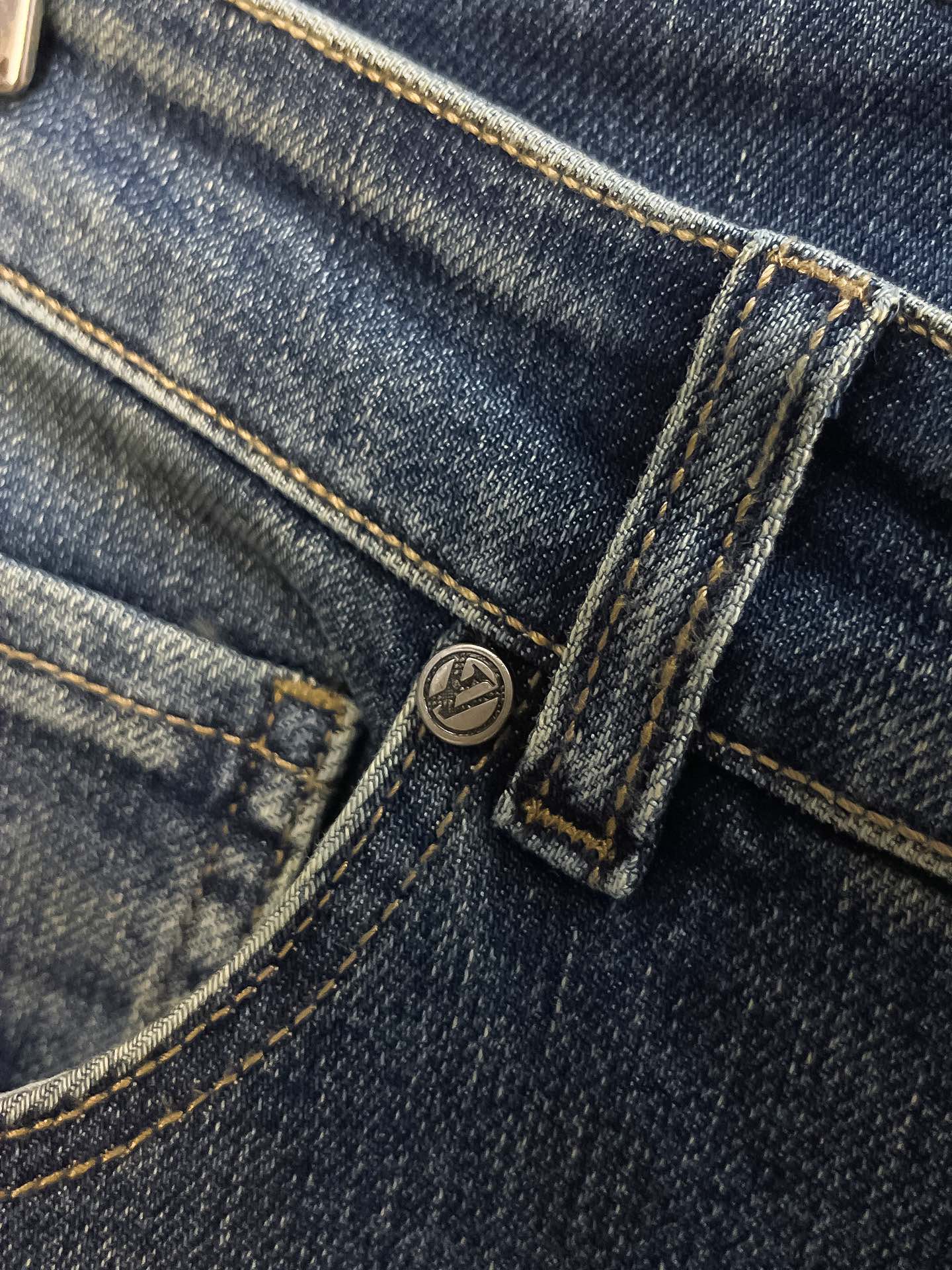 官网专柜同步有售，原单狠货，超级有范儿的一款牛仔裤，定制原版水洗牛仔面料，独特设计，顶级印花工艺字母图案