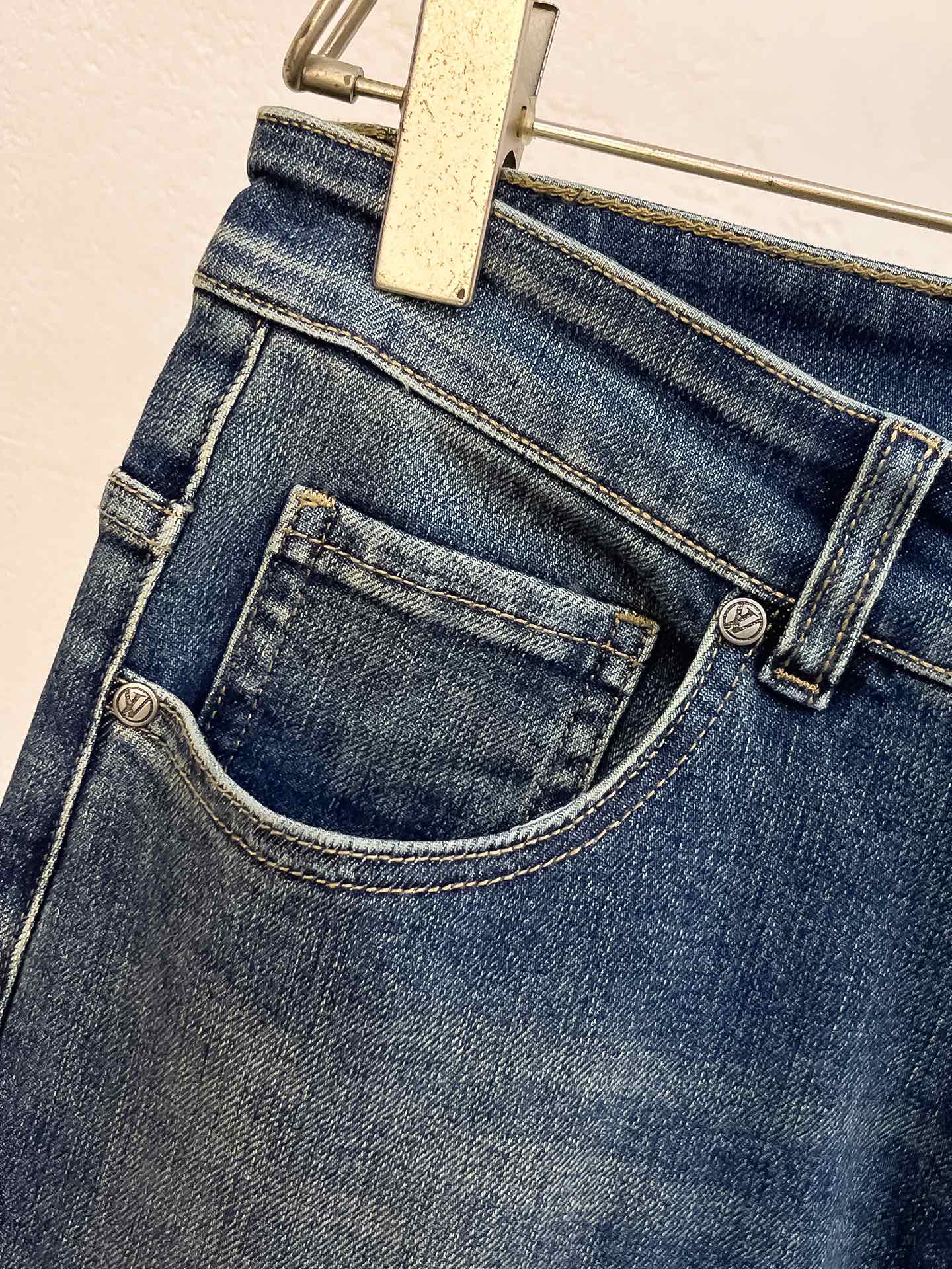 官网专柜同步有售，原单狠货，超级有范儿的一款牛仔裤，定制原版水洗牛仔面料，独特设计，顶级印花工艺字母图案