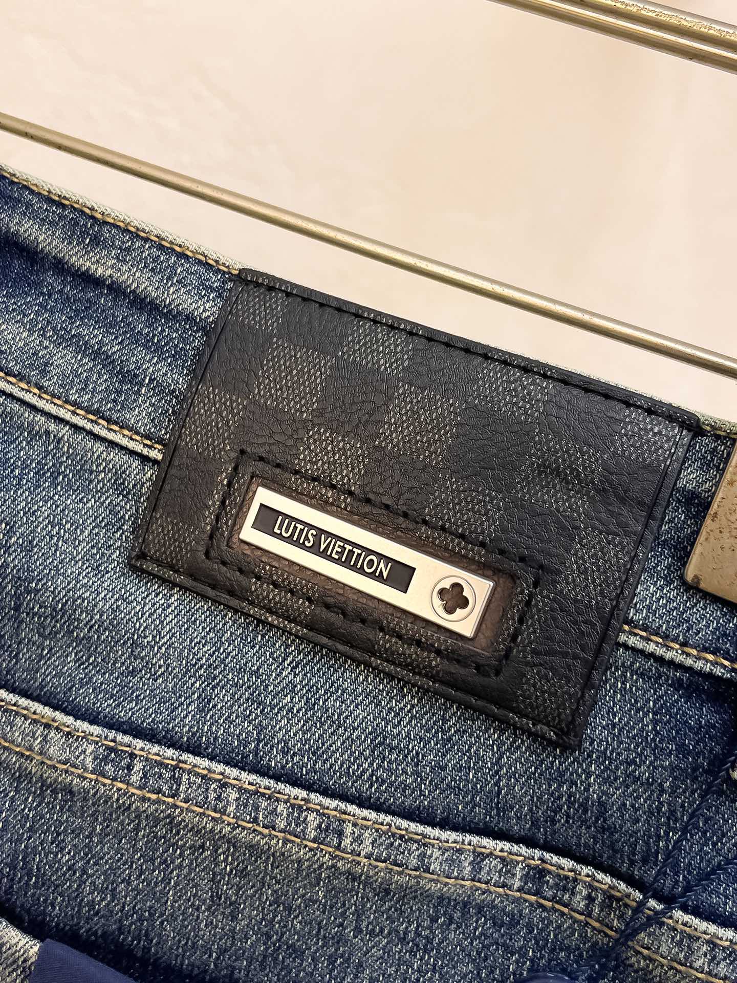 官网专柜同步有售，原单狠货，超级有范儿的一款牛仔裤，定制原版水洗牛仔面料，独特设计，顶级印花工艺字母图案