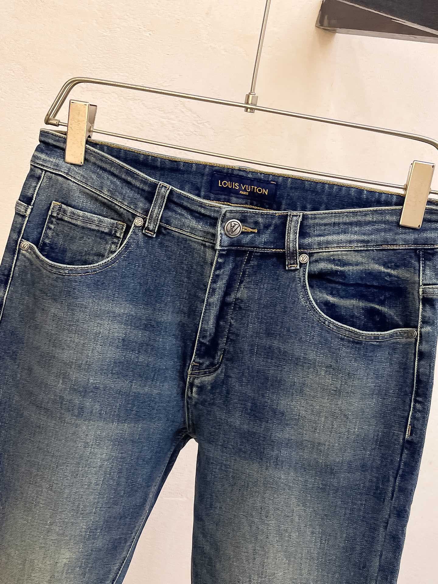 官网专柜同步有售，原单狠货，超级有范儿的一款牛仔裤，定制原版水洗牛仔面料，独特设计，顶级印花工艺字母图案