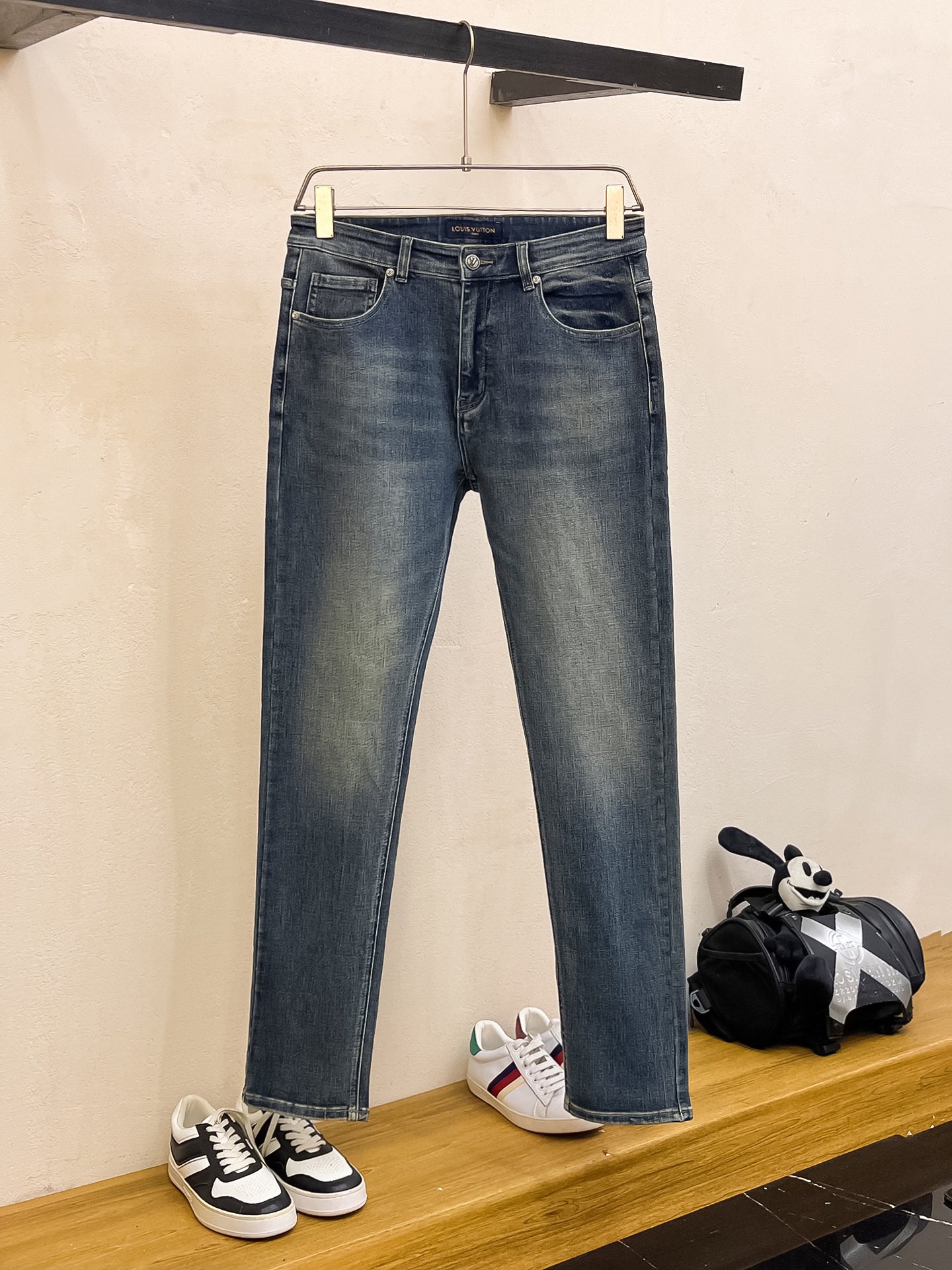 官网专柜同步有售，原单狠货，超级有范儿的一款牛仔裤，定制原版水洗牛仔面料，独特设计，顶级印花工艺字母图案