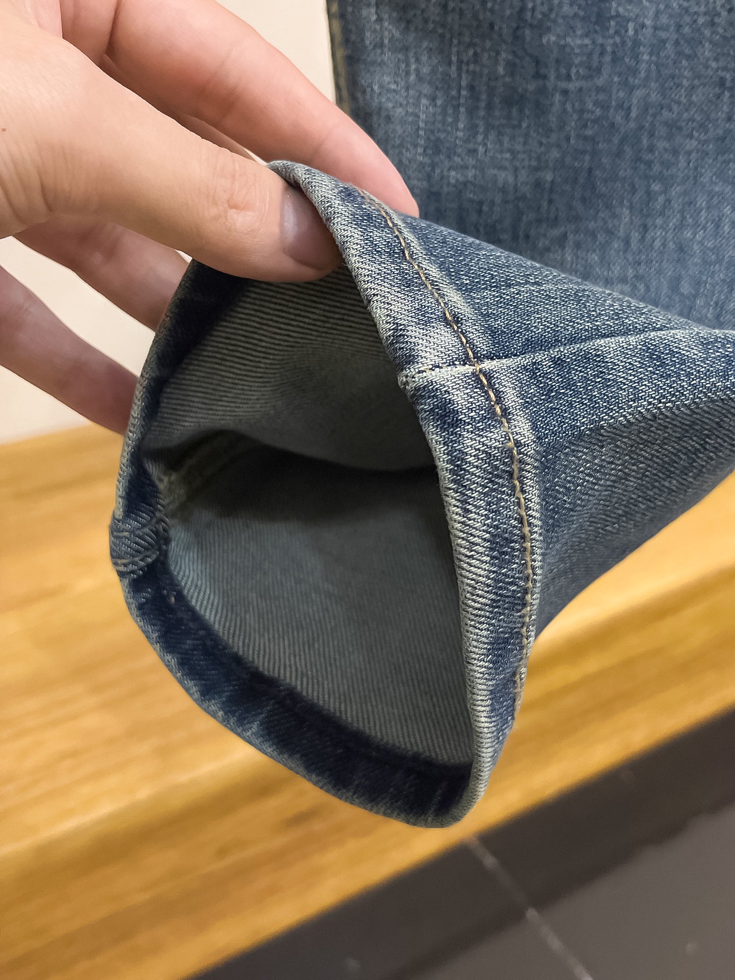 官网专柜同步有售，原单狠货，超级有范儿的一款牛仔裤，定制原版水洗牛仔面料，独特设计，顶级印花工艺字母图案