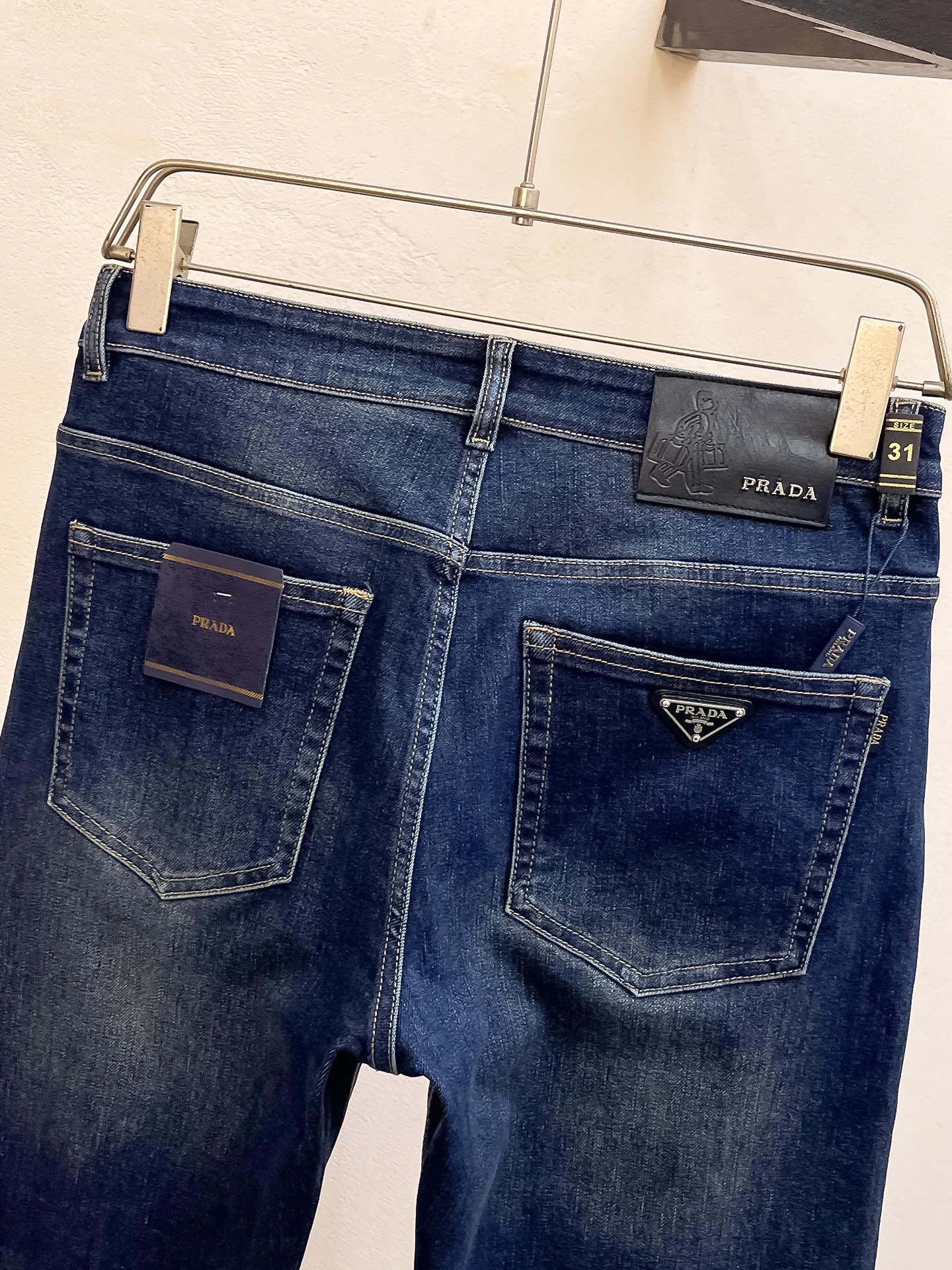 官网专柜同步有售，原单狠货，超级有范儿的一款牛仔裤，定制原版水洗牛仔面料，独特设计，顶级印花工艺字母图案