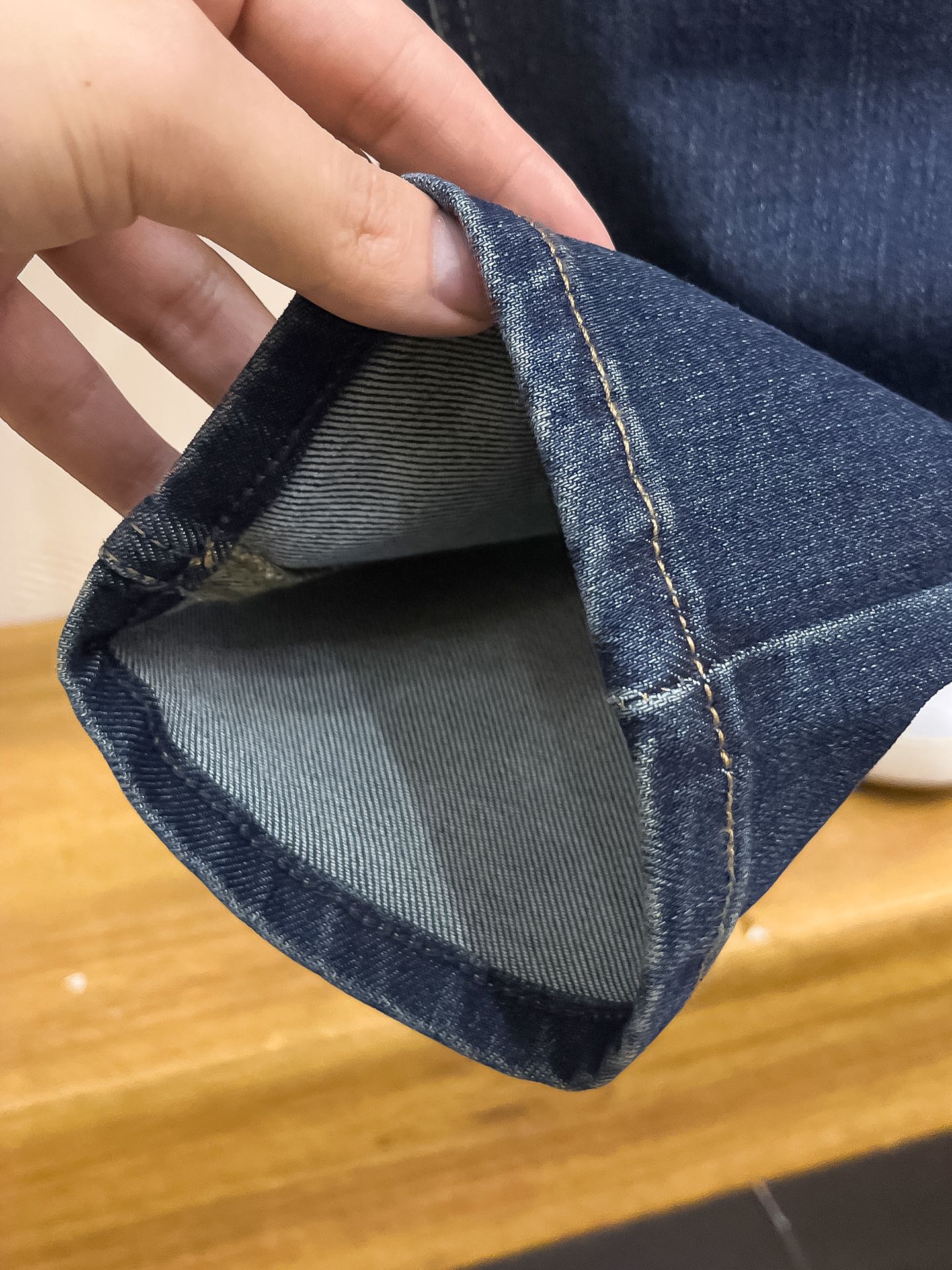 官网专柜同步有售，原单狠货，超级有范儿的一款牛仔裤，定制原版水洗牛仔面料，独特设计，顶级印花工艺字母图案