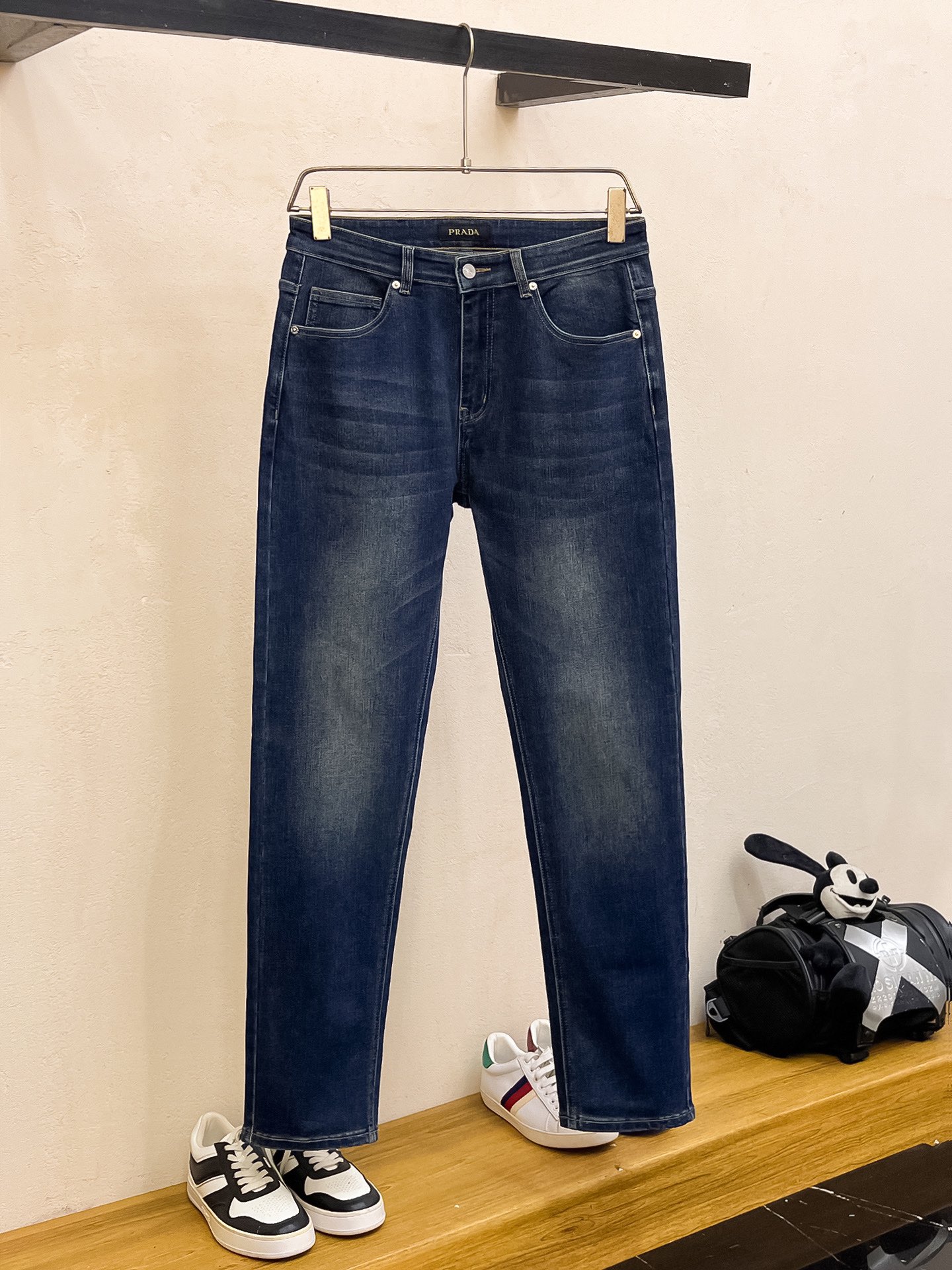 官网专柜同步有售，原单狠货，超级有范儿的一款牛仔裤，定制原版水洗牛仔面料，独特设计，顶级印花工艺字母图案