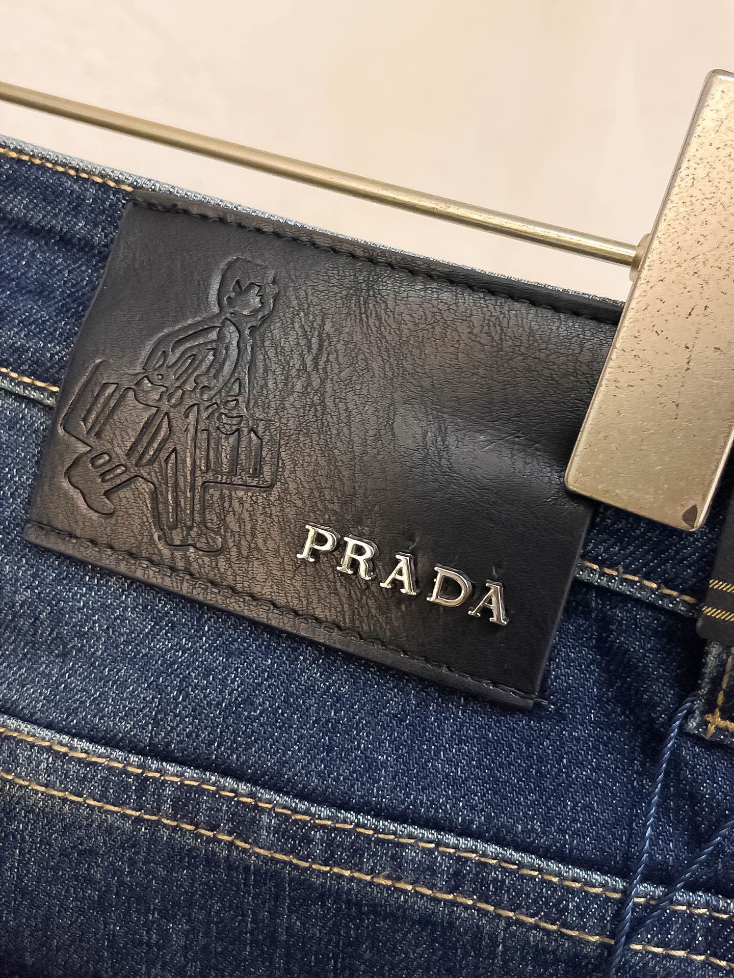 官网专柜同步有售，原单狠货，超级有范儿的一款牛仔裤，定制原版水洗牛仔面料，独特设计，顶级印花工艺字母图案