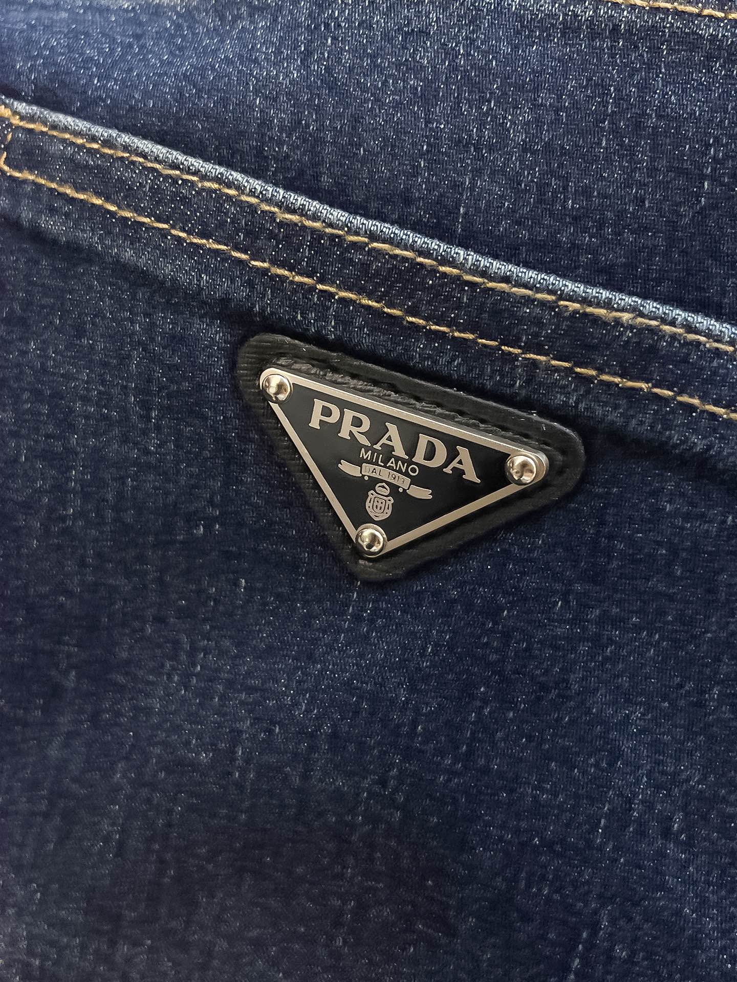 官网专柜同步有售，原单狠货，超级有范儿的一款牛仔裤，定制原版水洗牛仔面料，独特设计，顶级印花工艺字母图案