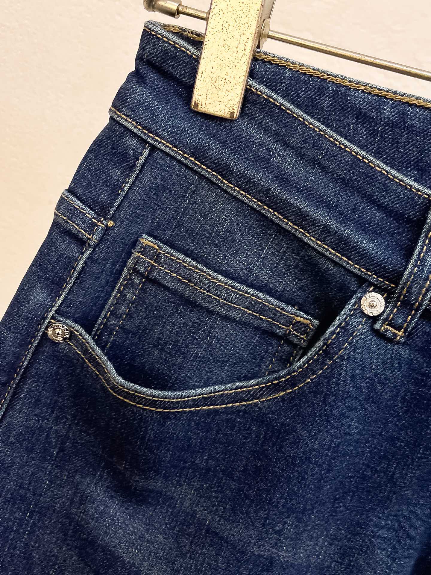 官网专柜同步有售，原单狠货，超级有范儿的一款牛仔裤，定制原版水洗牛仔面料，独特设计，顶级印花工艺字母图案