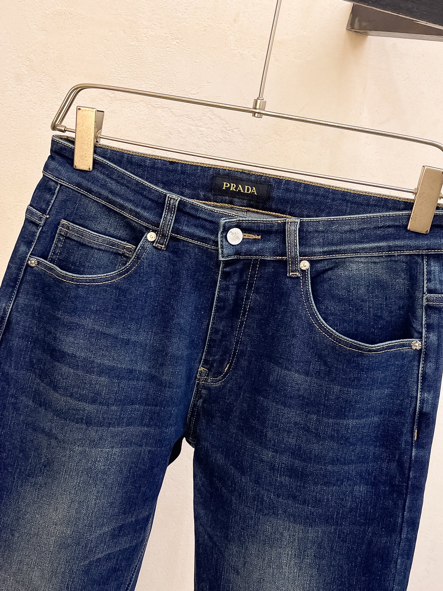 官网专柜同步有售，原单狠货，超级有范儿的一款牛仔裤，定制原版水洗牛仔面料，独特设计，顶级印花工艺字母图案