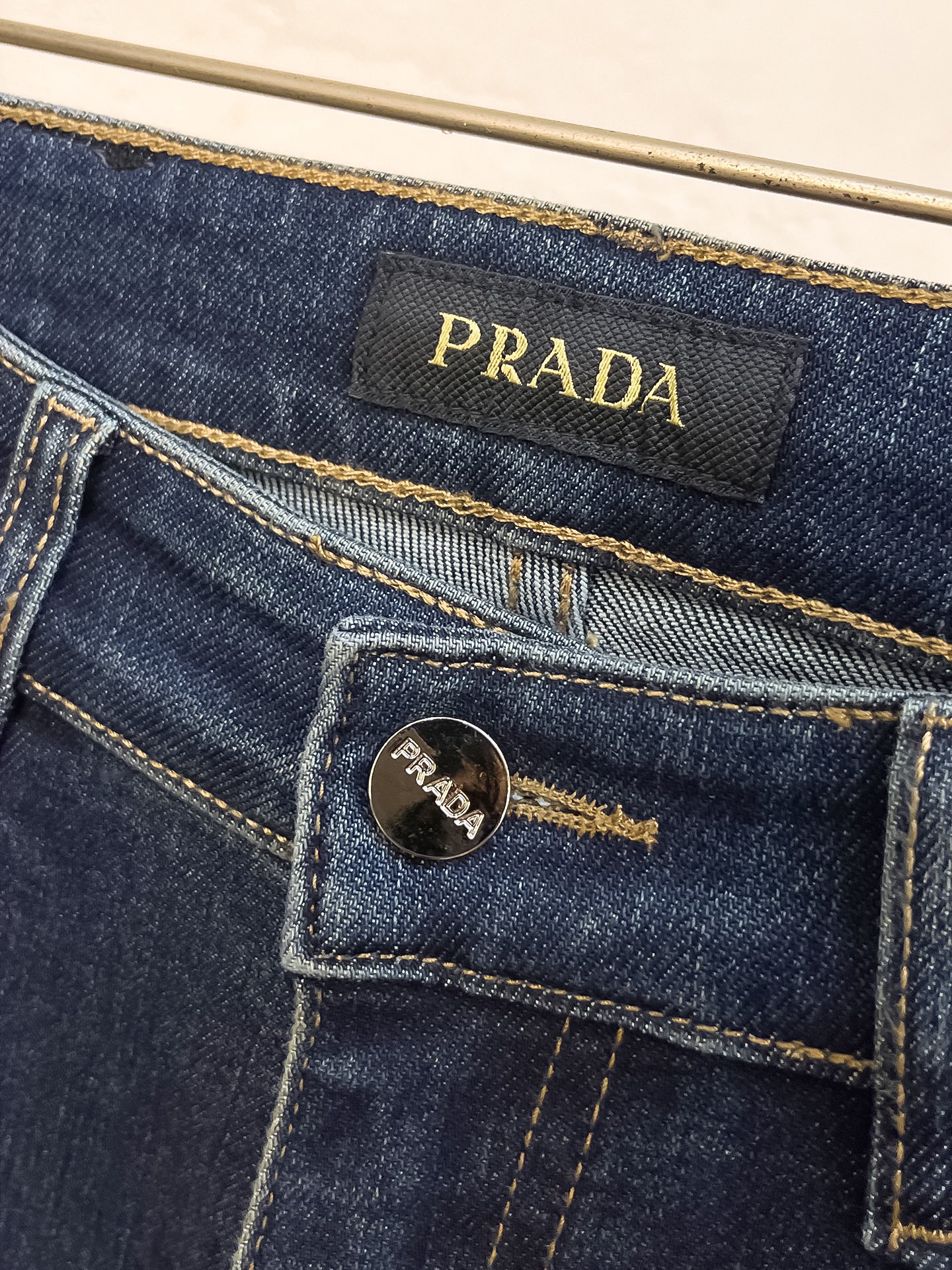 官网专柜同步有售，原单狠货，超级有范儿的一款牛仔裤，定制原版水洗牛仔面料，独特设计，顶级印花工艺字母图案