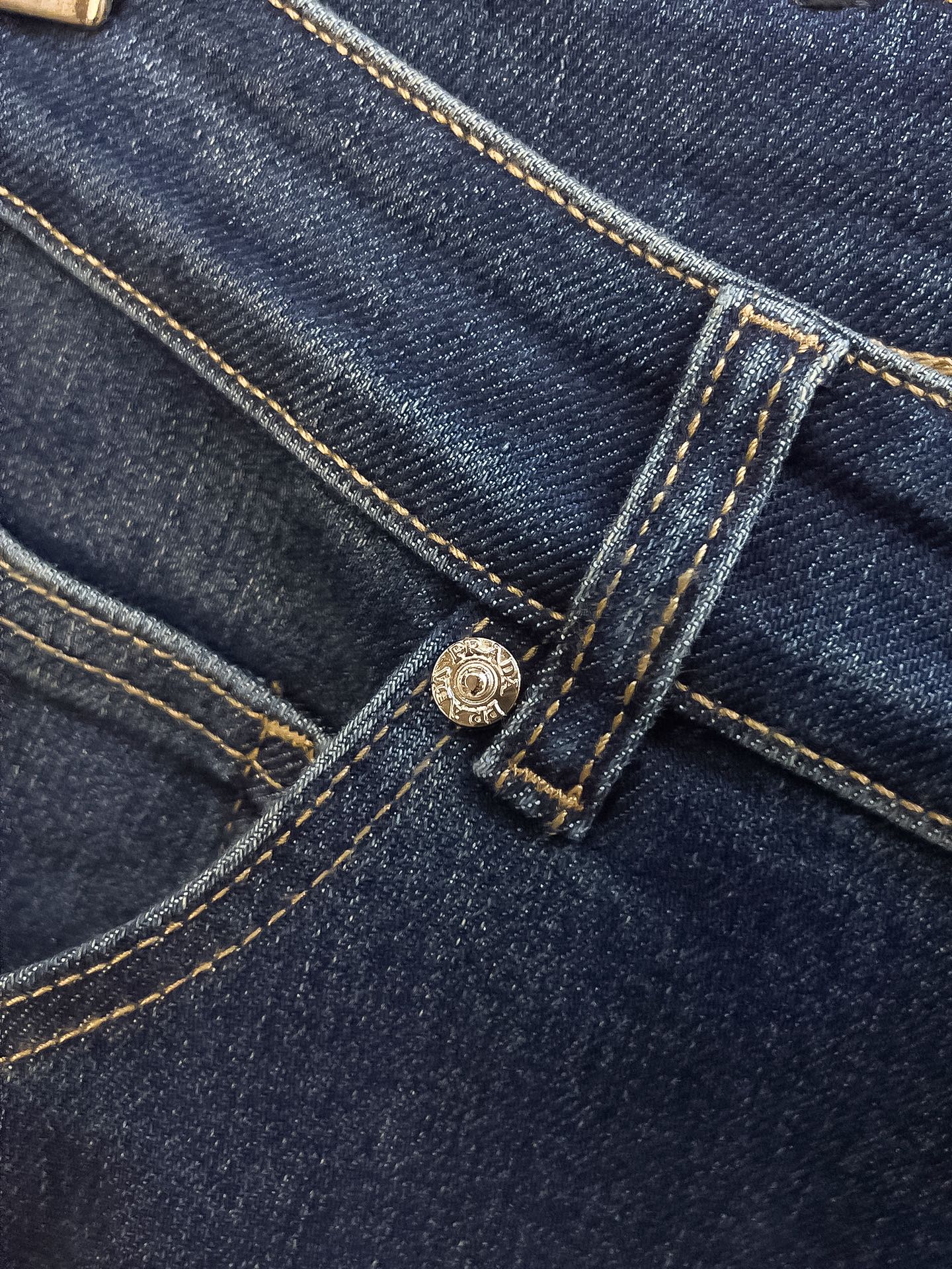 官网专柜同步有售，原单狠货，超级有范儿的一款牛仔裤，定制原版水洗牛仔面料，独特设计，顶级印花工艺字母图案