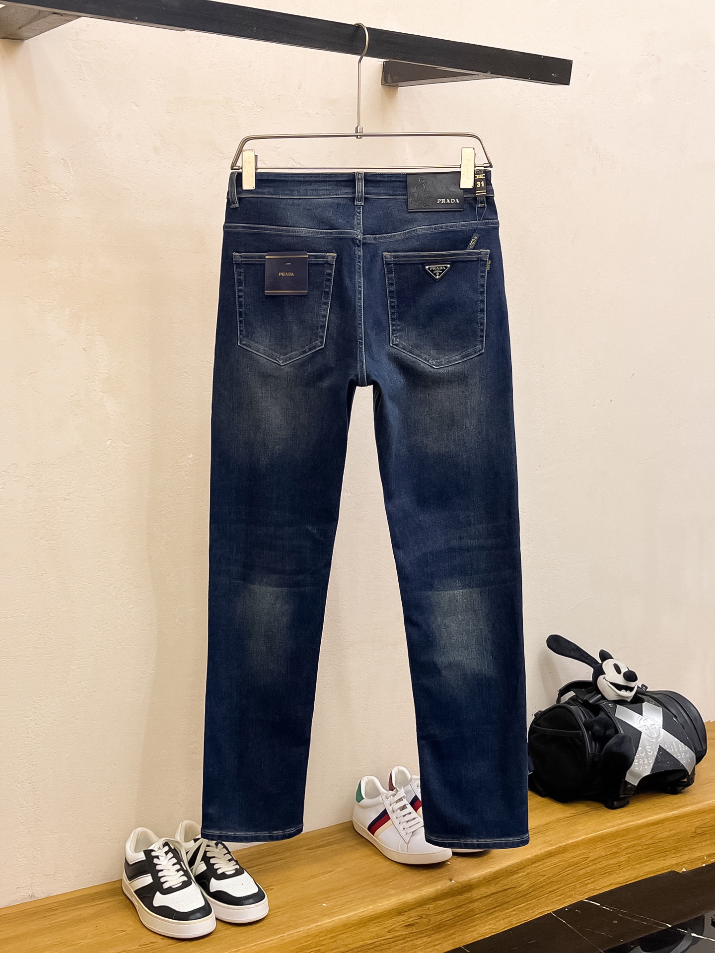 官网专柜同步有售，原单狠货，超级有范儿的一款牛仔裤，定制原版水洗牛仔面料，独特设计，顶级印花工艺字母图案