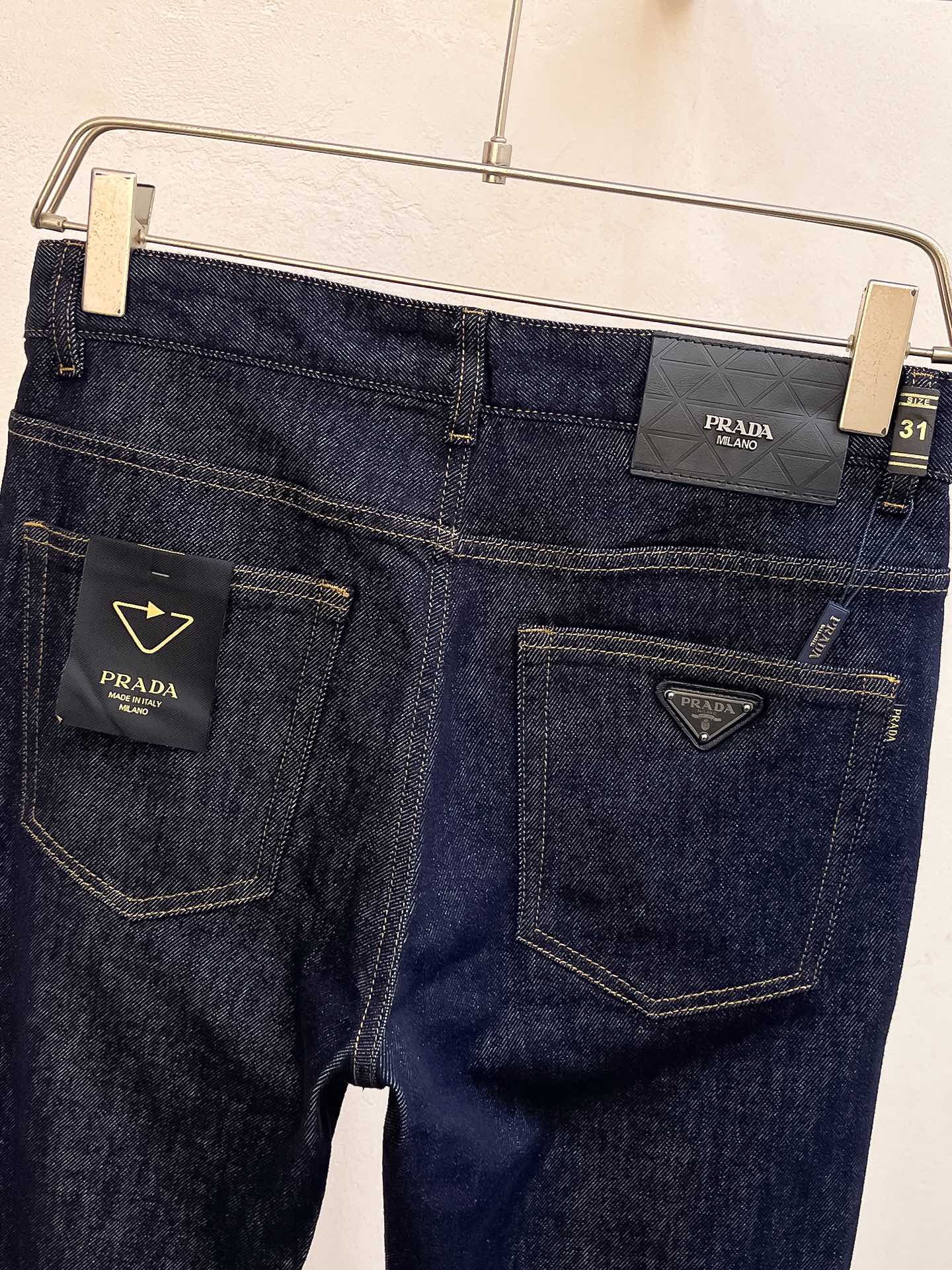 官网专柜同步有售，原单狠货，超级有范儿的一款牛仔裤，定制原版水洗牛仔面料，独特设计，顶级印花工艺字母图案