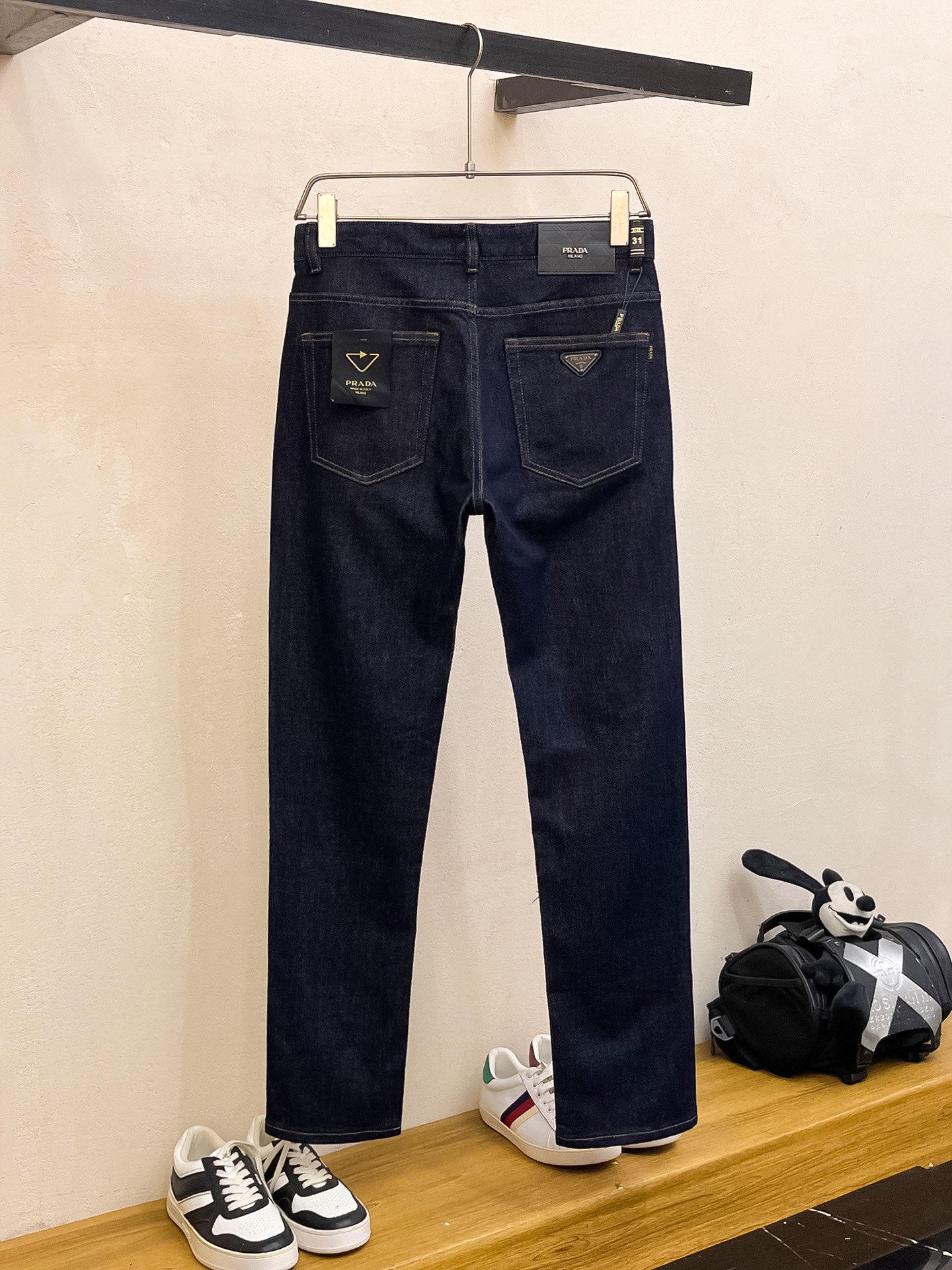 官网专柜同步有售，原单狠货，超级有范儿的一款牛仔裤，定制原版水洗牛仔面料，独特设计，顶级印花工艺字母图案