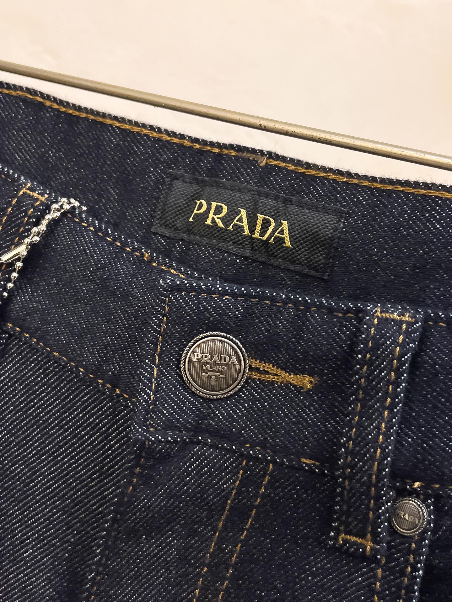 官网专柜同步有售，原单狠货，超级有范儿的一款牛仔裤，定制原版水洗牛仔面料，独特设计，顶级印花工艺字母图案