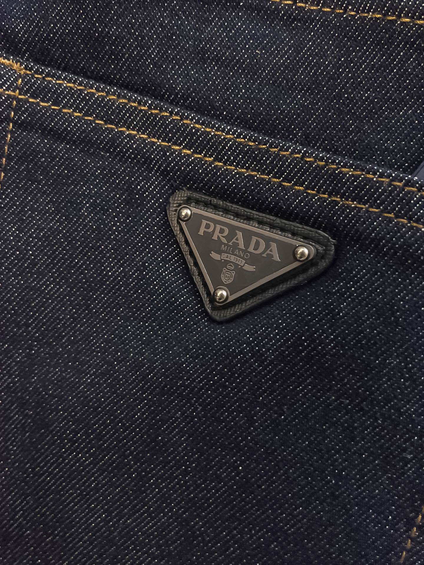 官网专柜同步有售，原单狠货，超级有范儿的一款牛仔裤，定制原版水洗牛仔面料，独特设计，顶级印花工艺字母图案