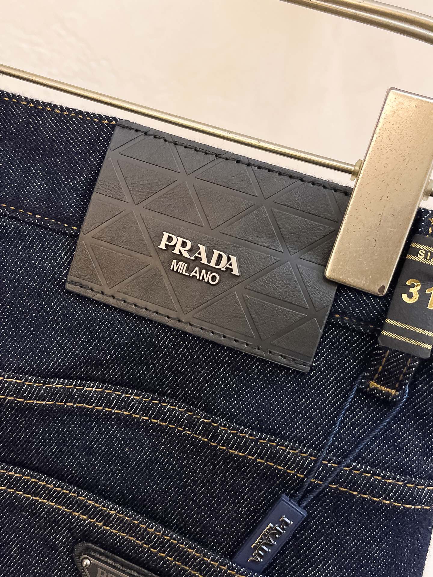 官网专柜同步有售，原单狠货，超级有范儿的一款牛仔裤，定制原版水洗牛仔面料，独特设计，顶级印花工艺字母图案