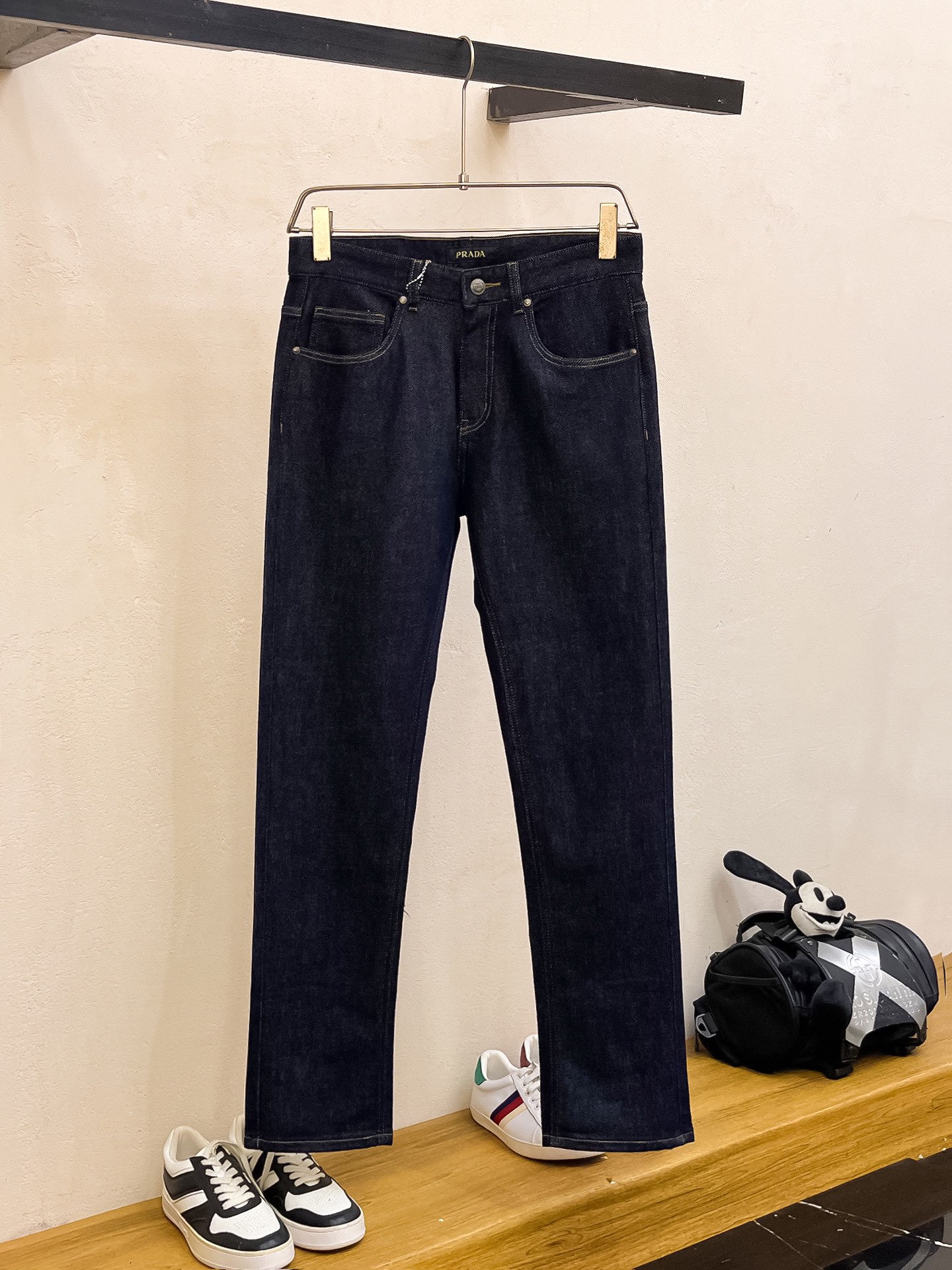 官网专柜同步有售，原单狠货，超级有范儿的一款牛仔裤，定制原版水洗牛仔面料，独特设计，顶级印花工艺字母图案